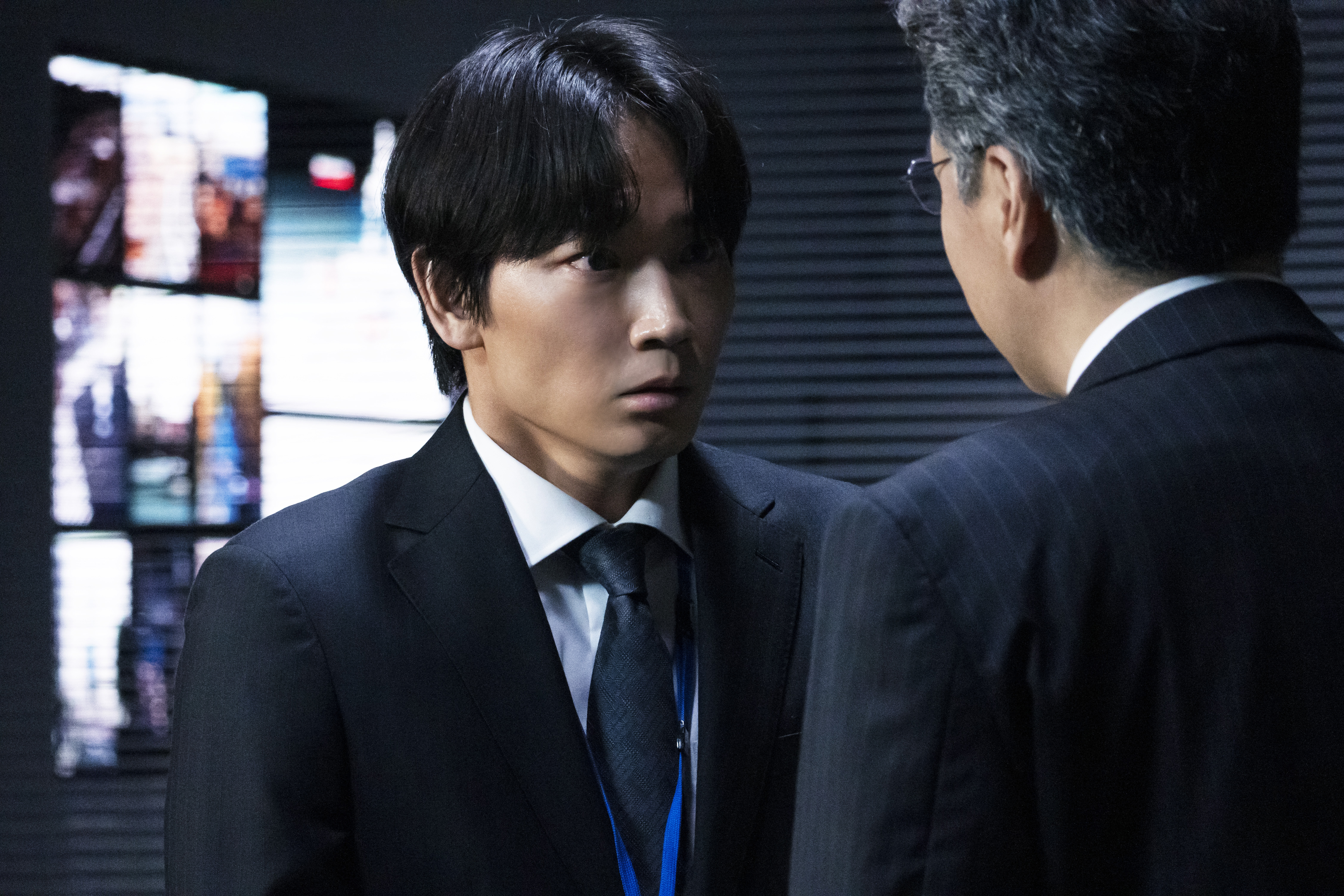 劇集《新聞記者》中,綾野剛(左)在上司田中哲司的逼迫下開始搜尋反對執政者的人員相關情報,讓他瀕臨崩潰。(Netflix提供)