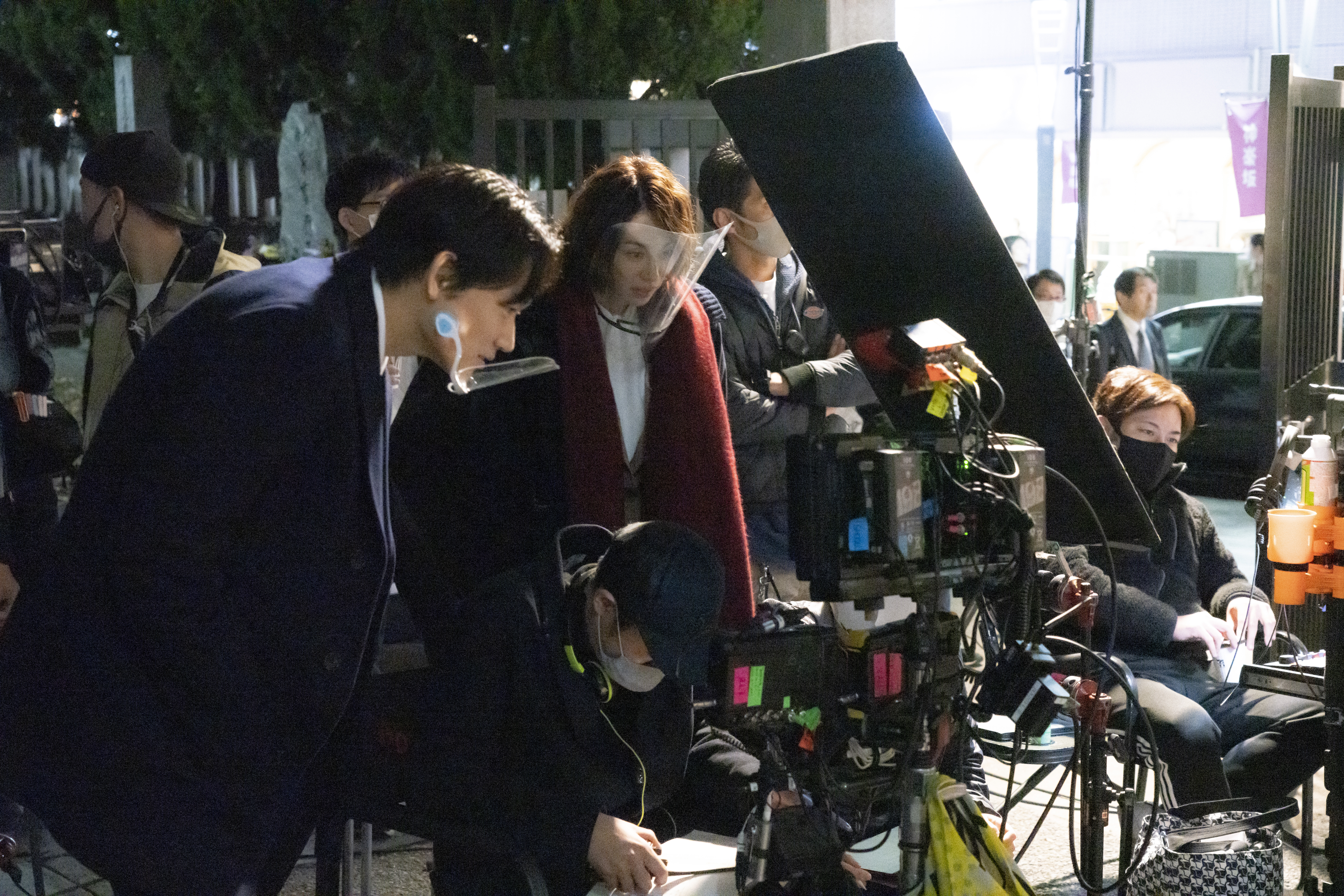 綾野剛（左）與米倉涼子（左二）在《新聞記者》中展現與過往不同的演技，劇集上架後在日本當地衝上排行榜冠軍。（Netflix提供）