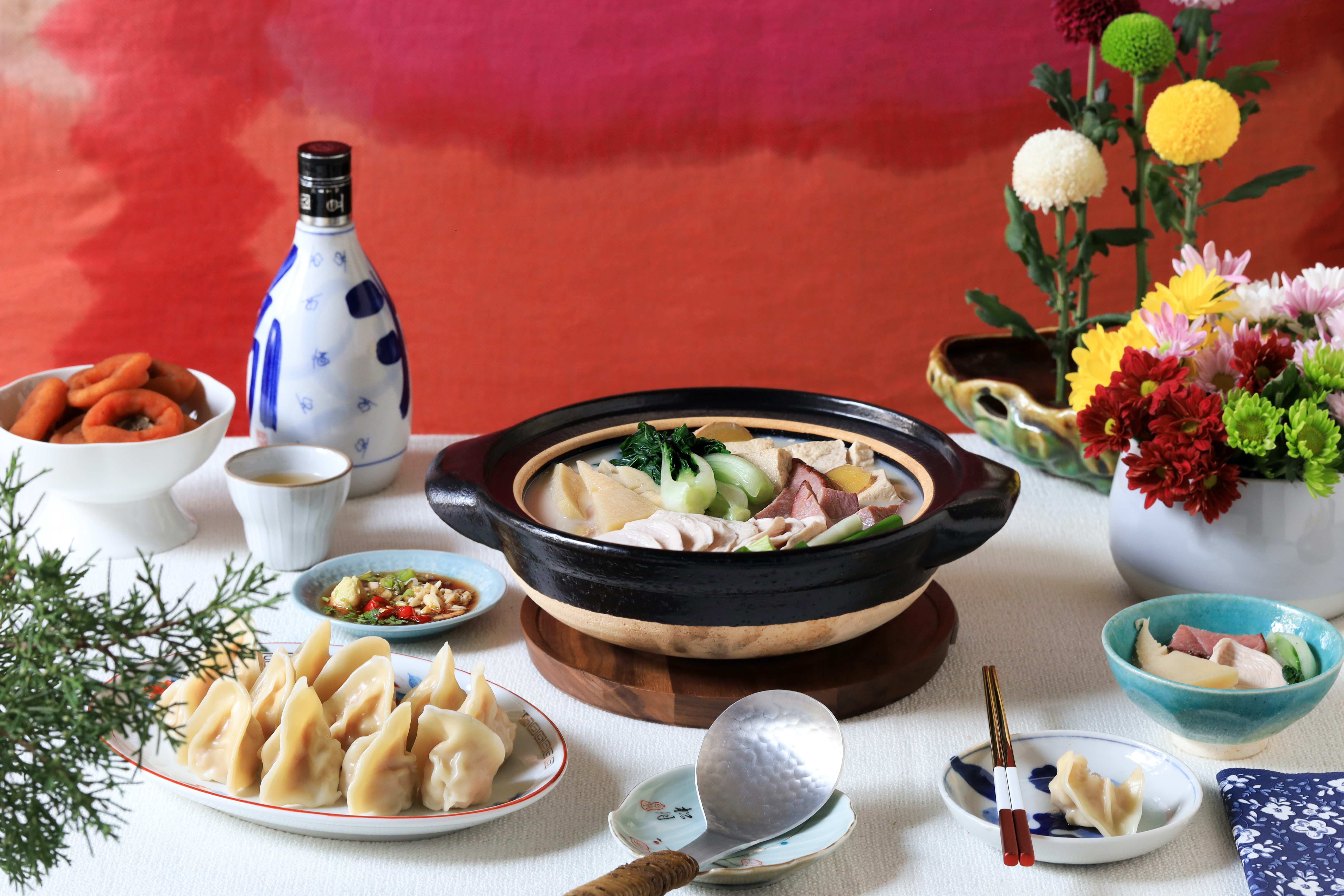 聚餐吃熱騰騰的鍋物最棒，只要準備一些厲害的湯頭，就能事半功倍。（舒康雞提供）