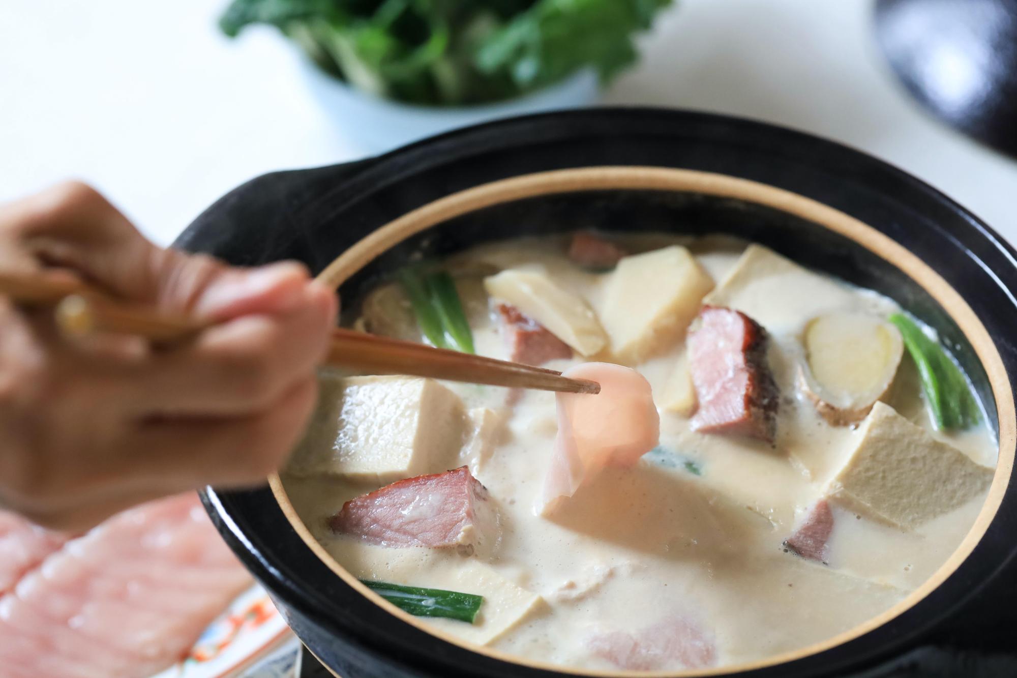 吃膩佛跳牆,可用「豆乳雞白湯」煮醃篤鮮換換口味。(舒康雞提供)