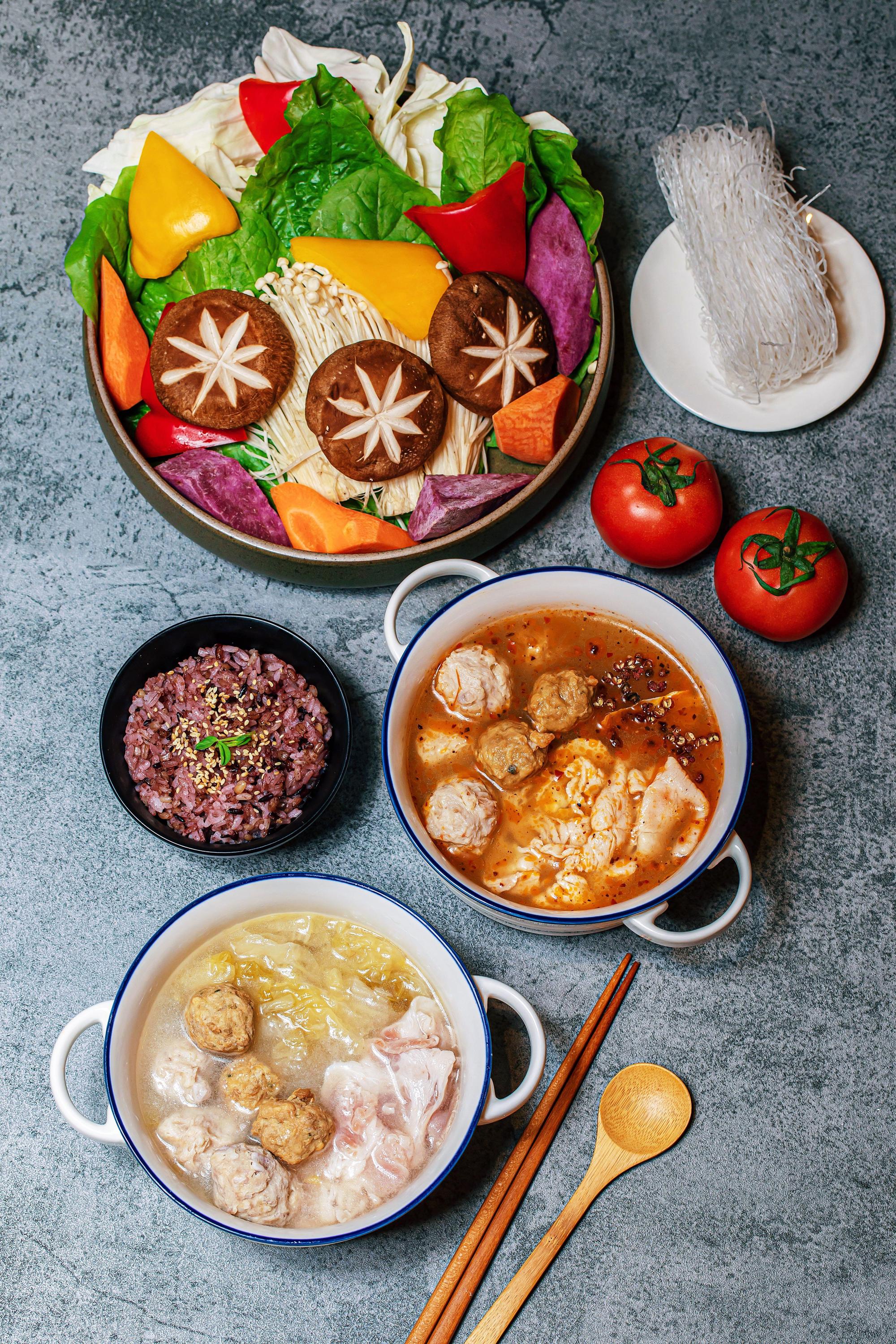 「肉大人」一款湯頭有兩種用法,除了涮肉,還能煮雜炊、義大利麵或牛肉麵。(中保餐飲提供)
