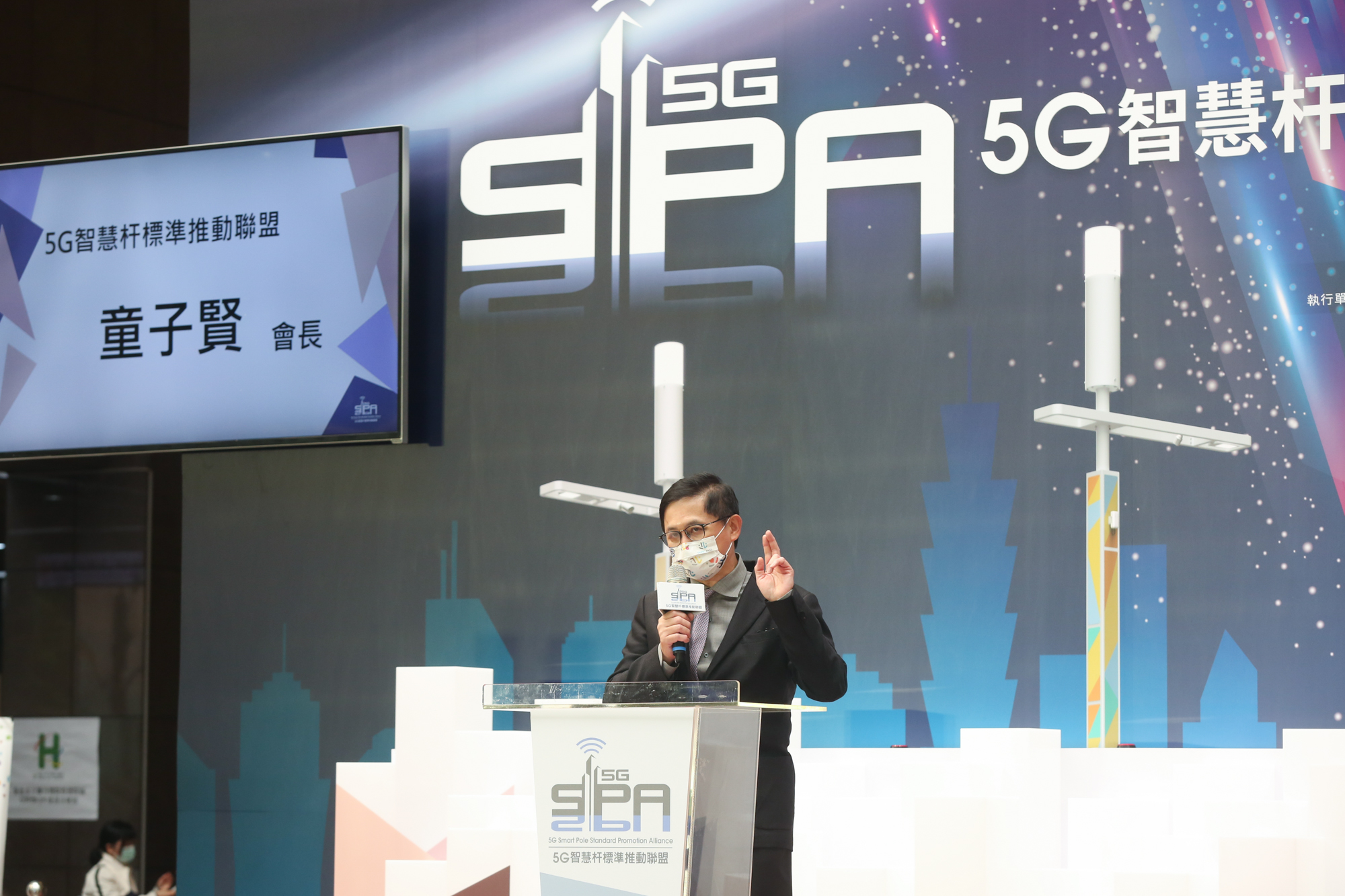 童子賢指出，遍布整座城市的智慧照明電杆對於促進智慧城市的落實會有很大幫助。