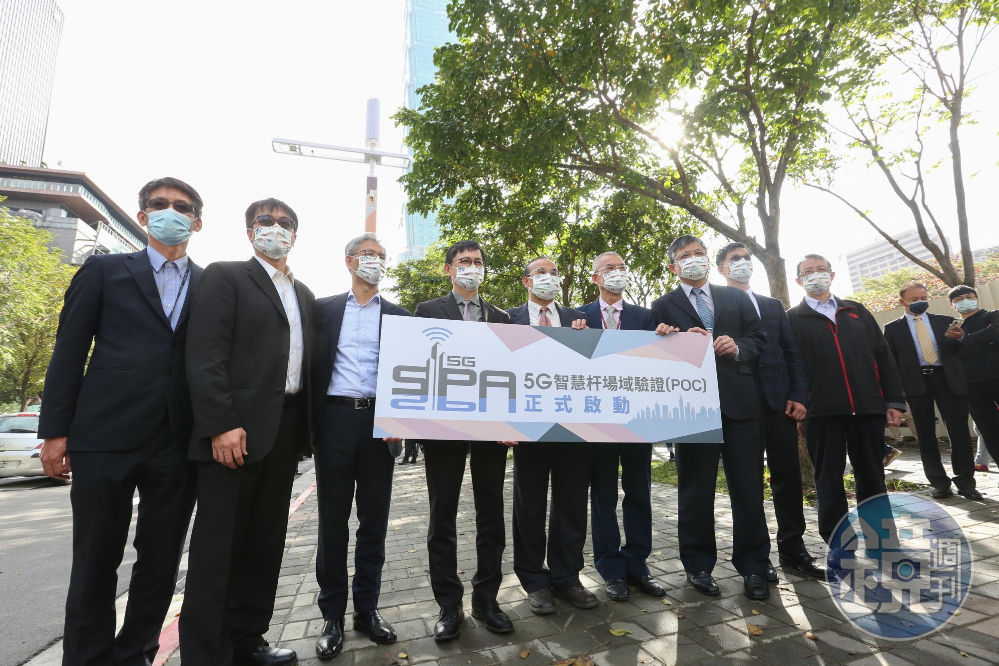 和碩董事長童子賢(左4)出席5G毫米波智慧共杆場域驗證(POC)啟動儀式。