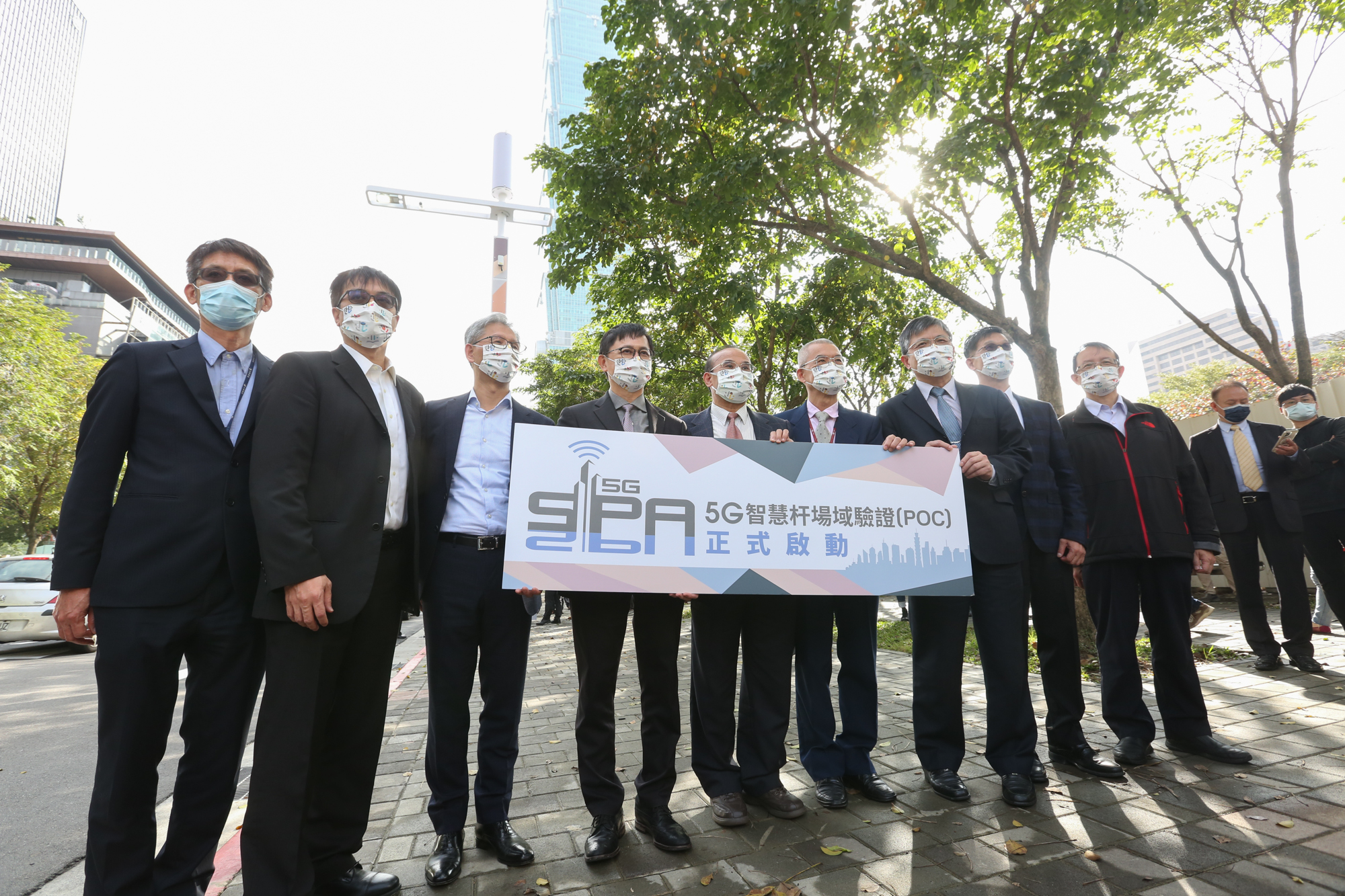 和碩董事長童子賢（左4）出席5G毫米波智慧共杆場域驗證（POC）啟動儀式。