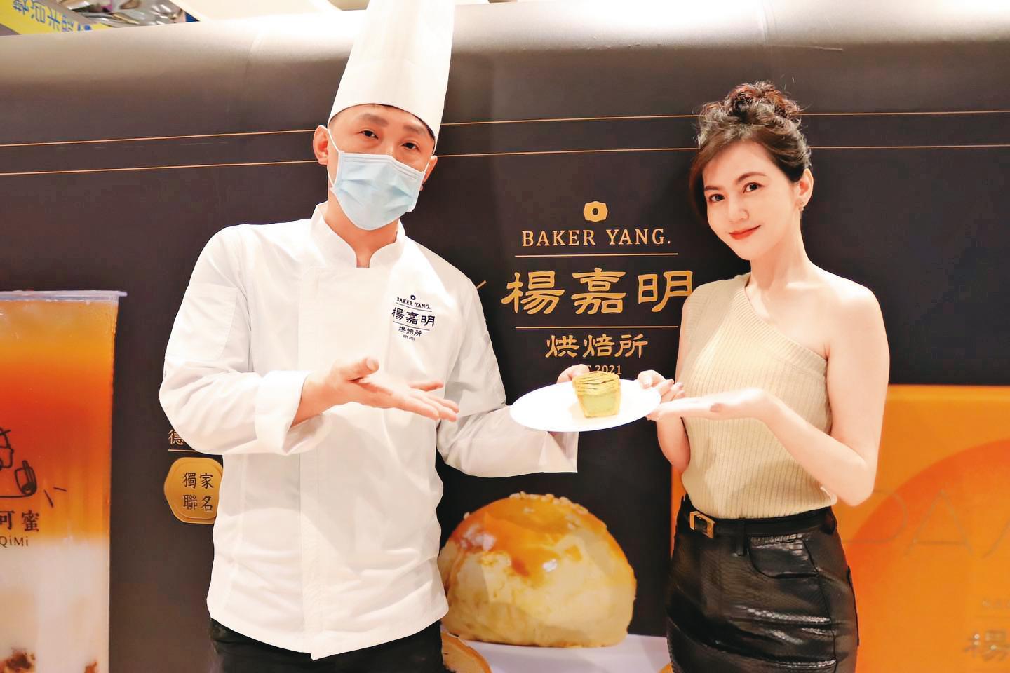 簡沛恩(右)去年邀香港烘焙師傅楊嘉明(左)合作、推出菠蘿酥。(翻攝自簡沛恩臉書)