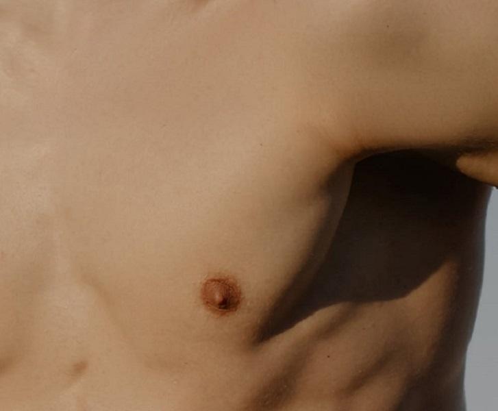 男大生要同學拿止汗劑狂噴他胸部,結果男子乳頭竟被彈落。(示意圖,pexels)