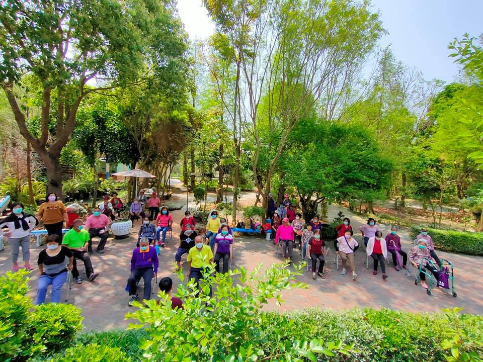 彰化的花樹銀行不僅成為復育瀕危植物的綠色基地，更與社區照顧據點結合，讓在地長輩可在此安老。（信義房屋提供）