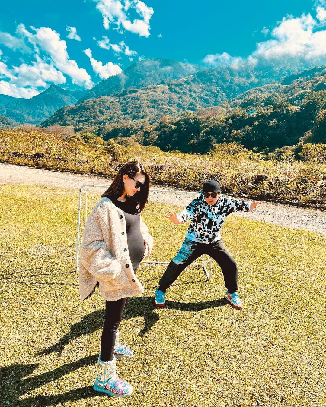 周杰倫（右）想「押『孕』」卻守不住，公布昆凌（左）懷了第三胎。（翻攝自周杰倫IG）