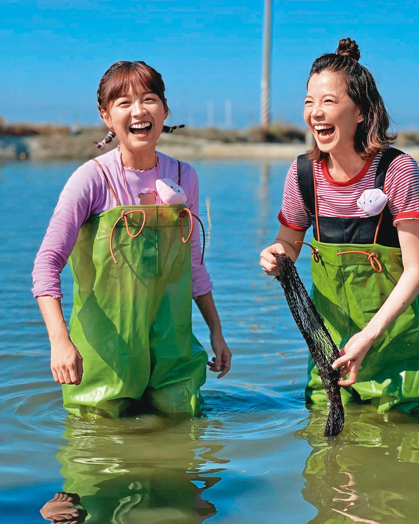近日廖苡喬（右）參加民視八大《綜藝新時代》外景節目，帶大家體驗文蛤養殖，還與籃籃（左）一 起逗趣登場。（翻攝自廖苡喬IG）