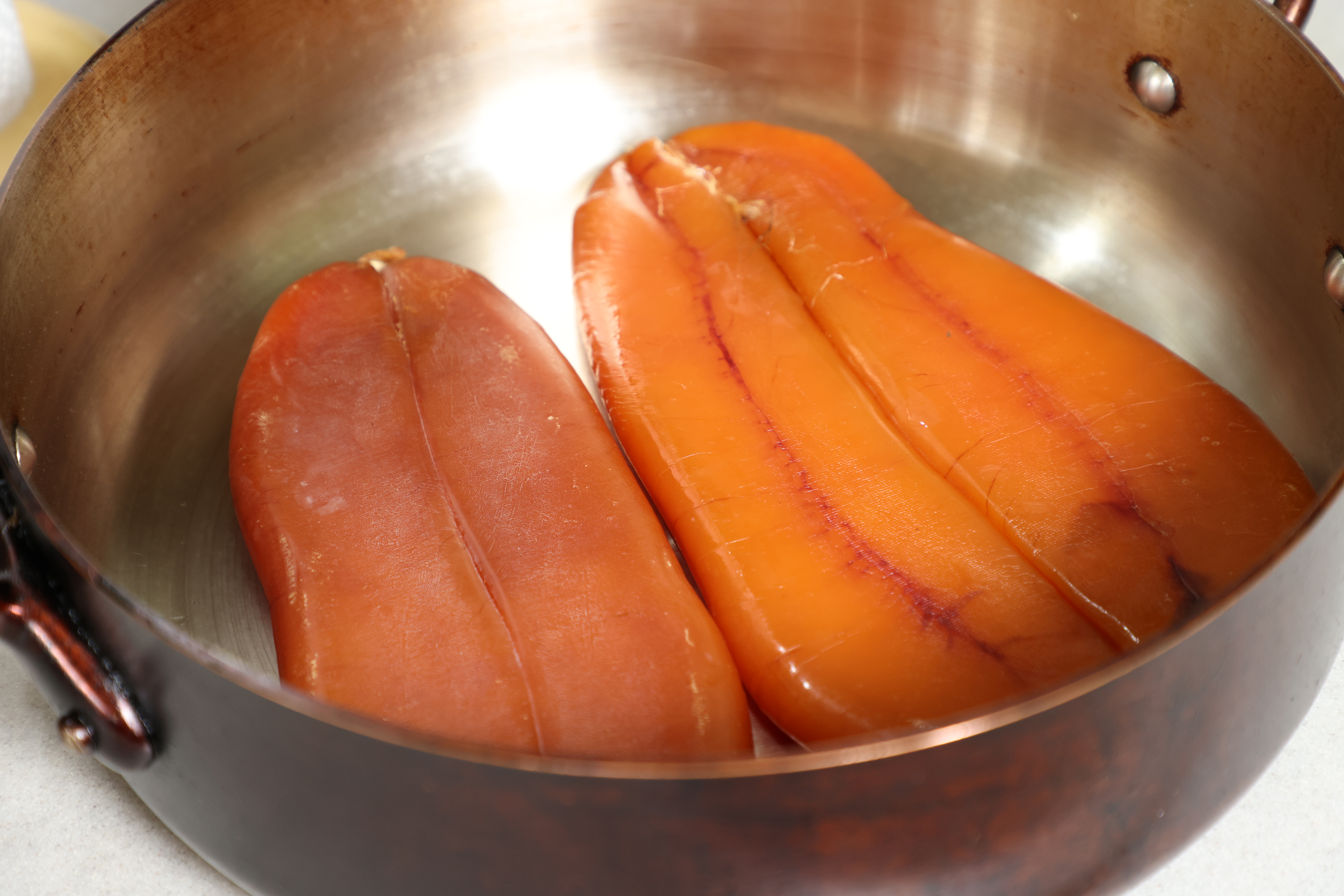 拆除烏魚子包裝。
