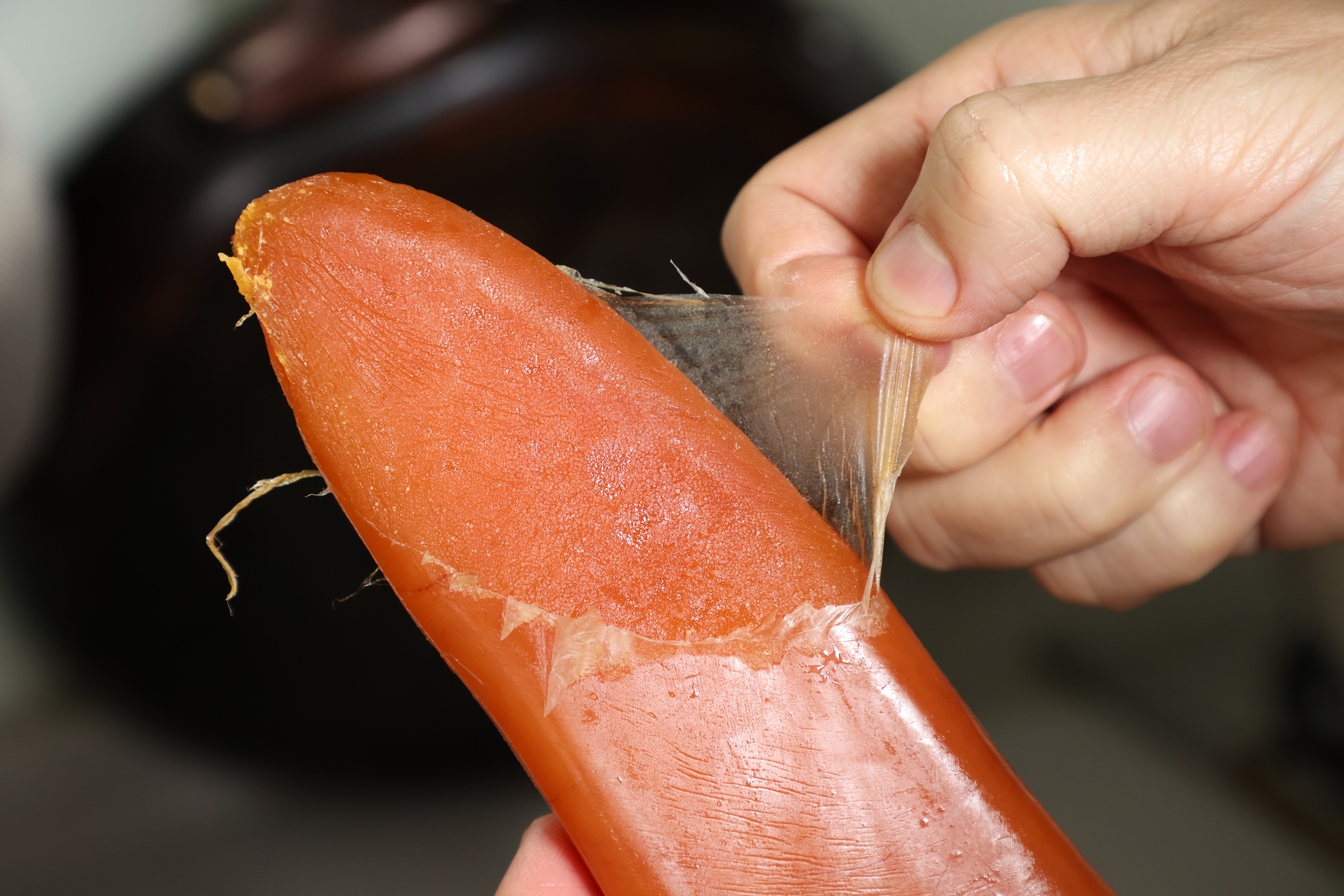 日本烏魚子撕膜。