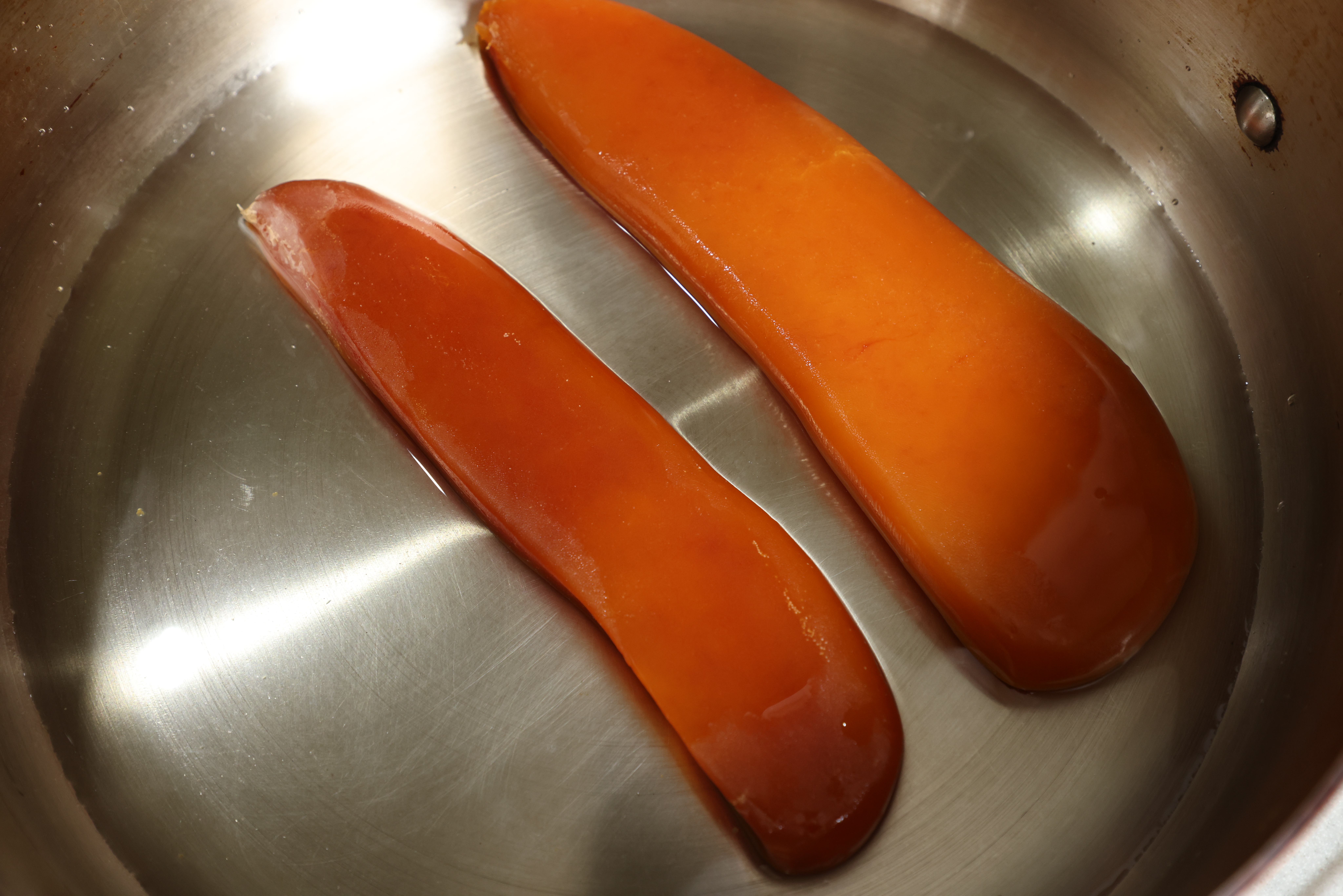 浸過清酒的烏魚子呈現漂亮的色澤。
