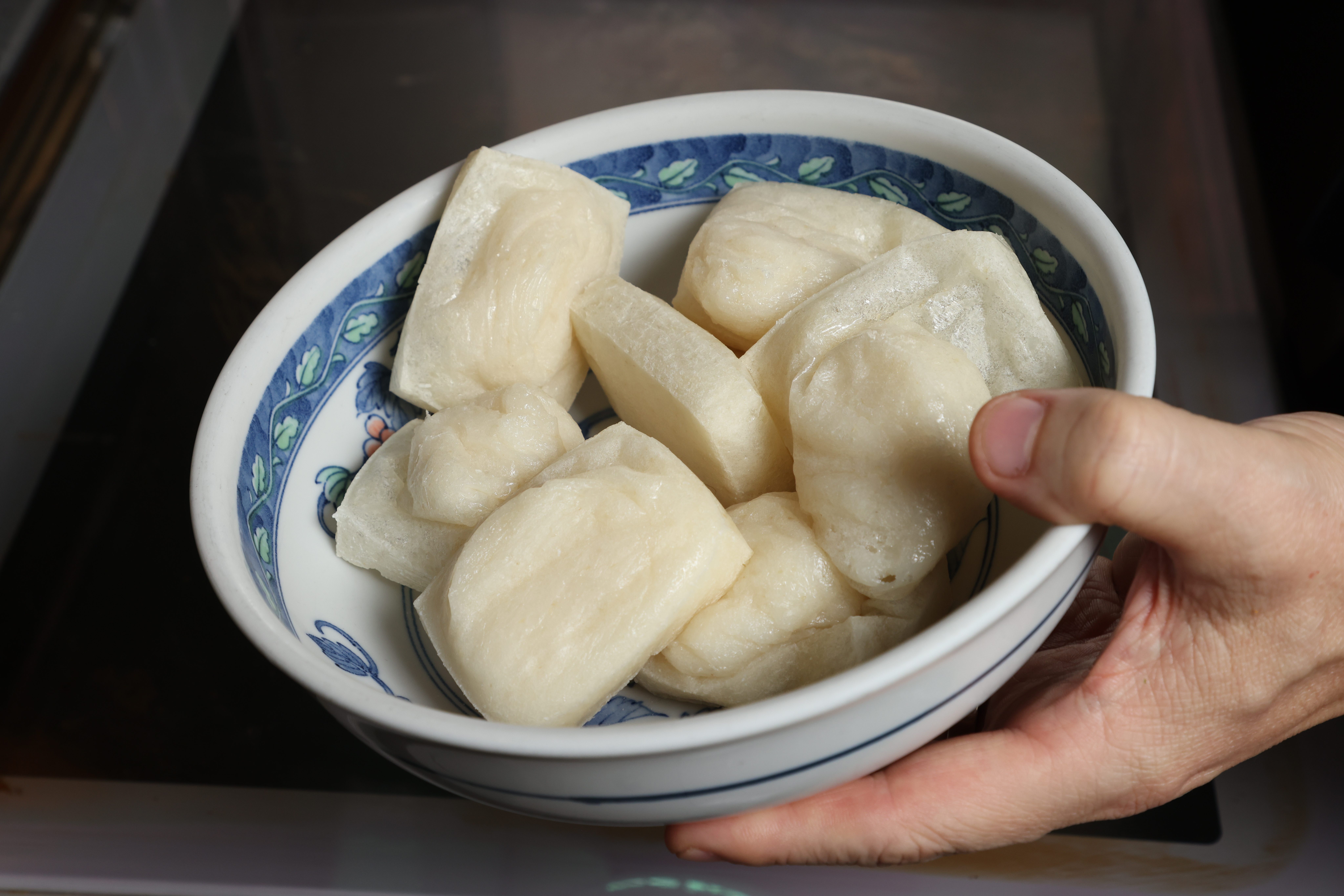 取出年糕，呈現軟糯的最佳狀態。