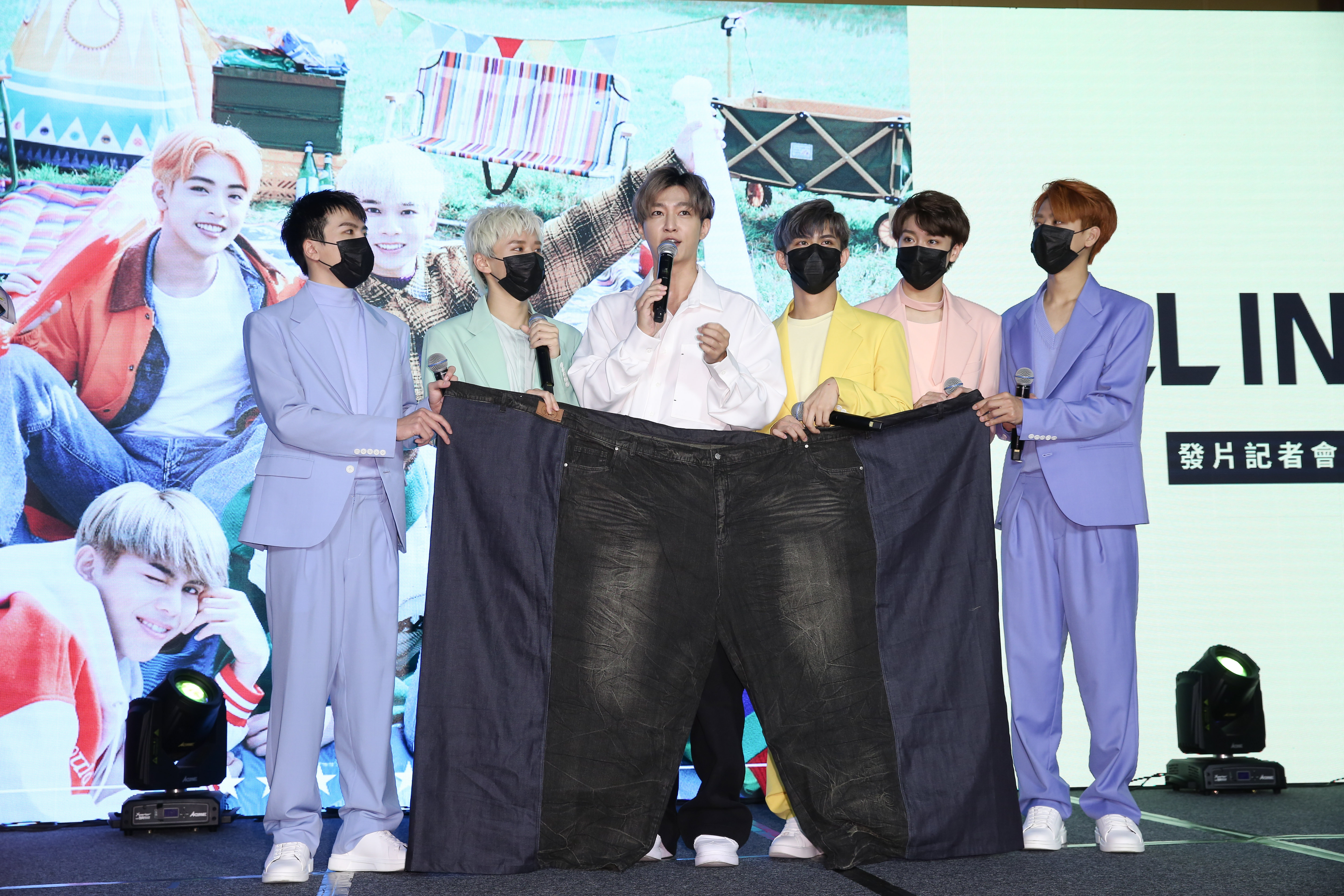 看到5位大男孩兒終於發片，炎亞綸（中）稱像母雞孵蛋，很感動。