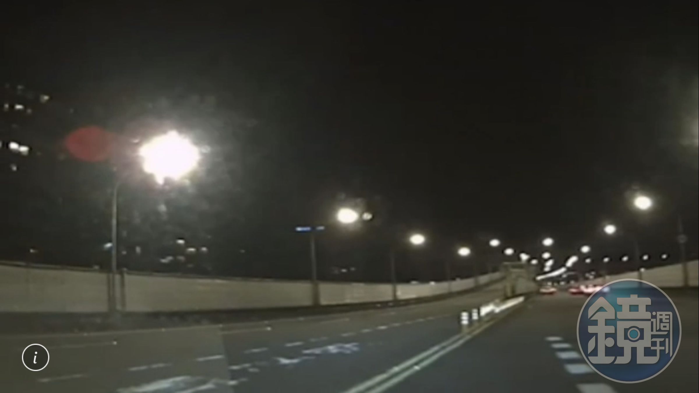 伍女行車記錄器拍下她跨越雙黃線逆向。（警方提供）