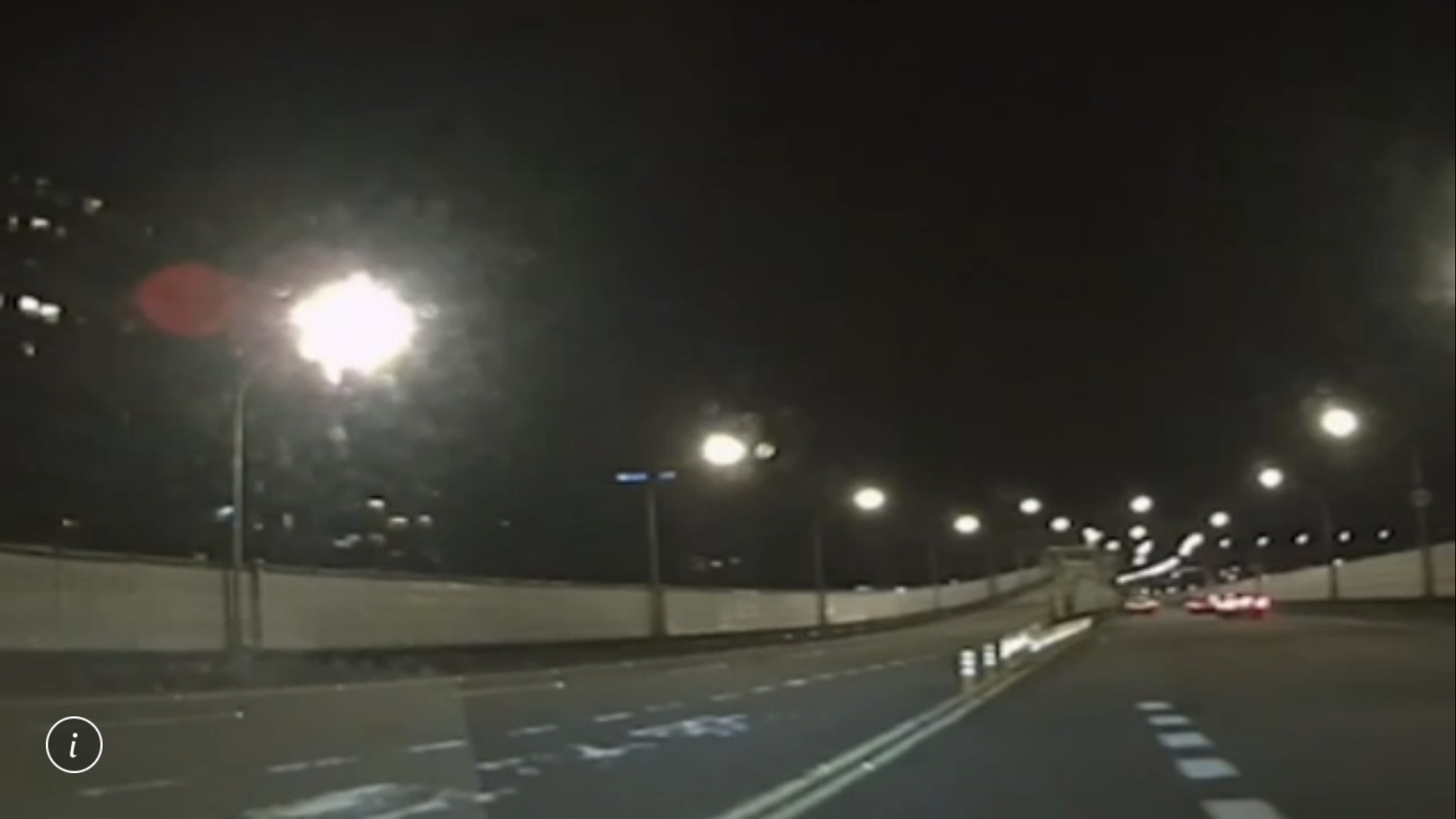 伍女行車記錄器拍下她跨越雙黃線逆向。（警方提供）