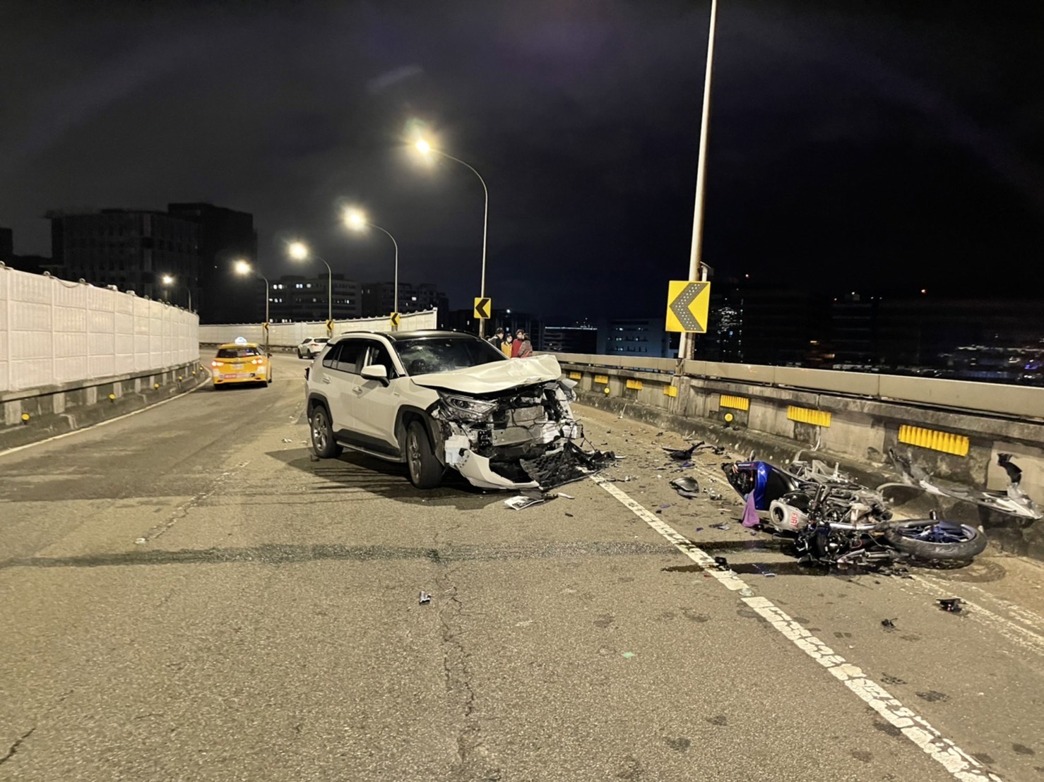 伍女駕駛白色休旅車逆向撞上重機車。（警方提供）