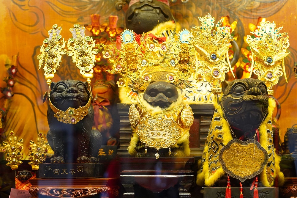 板橋區一名23歲的許姓女子在參拜宮廟時，竟然偷走了神明桌上供奉的3尊小金虎爺，並聲稱已經透過擲筊得到了虎爺的允許。（示意圖，本刊資料照）
