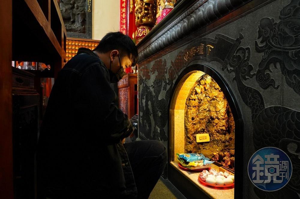 因虎爺是神明的座騎，一般都安奉於神龕的下方。