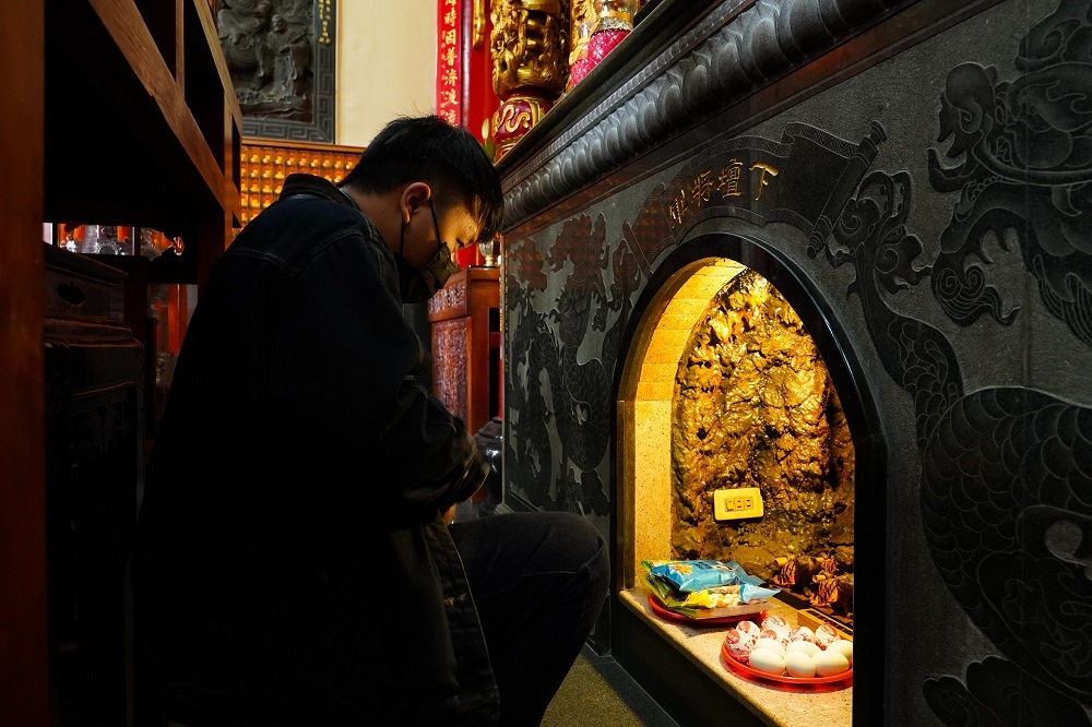 因虎爺是神明的座騎，一般都安奉於神龕的下方。