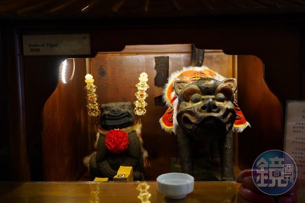 台南祀典大天后宮於神桌旁邊的地面有小廟供奉虎爺，一尊站姿為明朝作品（右）、一尊為坐姿、面帶笑容的石刻虎爺（左）。