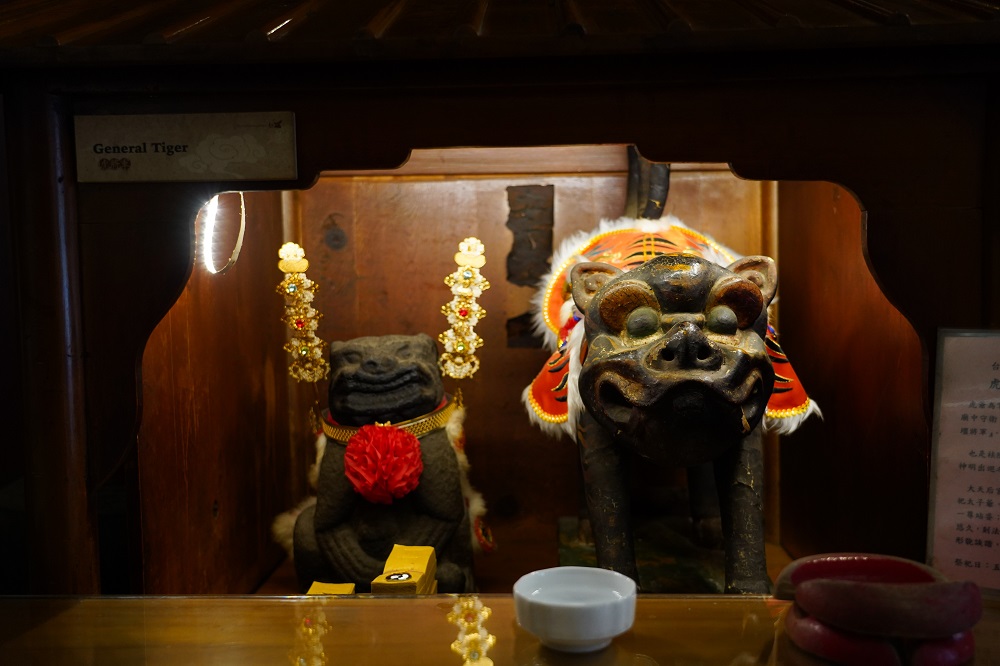 台南祀典大天后宮於神桌旁邊的地面有小廟供奉虎爺，一尊站姿為明朝作品（右）、一尊為坐姿、面帶笑容的石刻虎爺（左）。