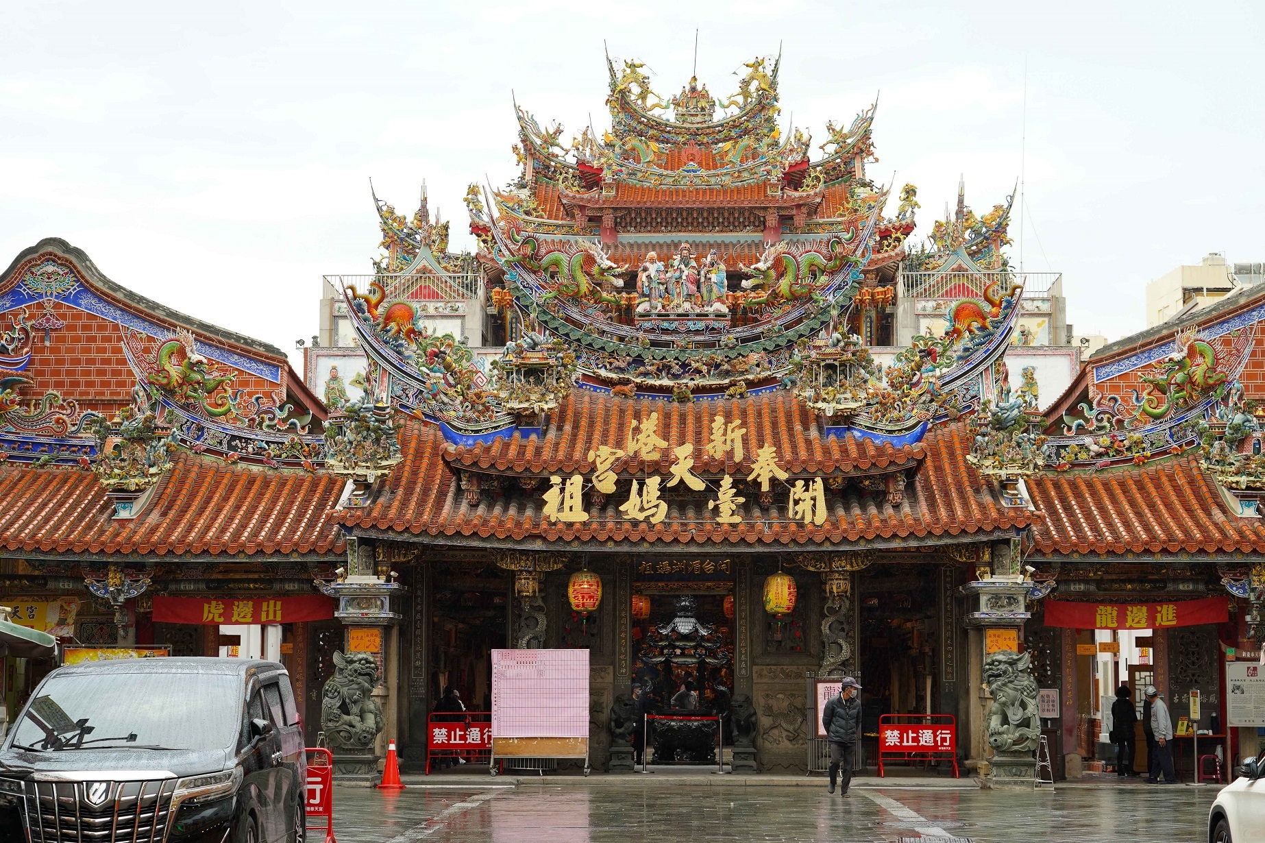 三級古蹟新港奉天宮，廟宇工藝匠師拼場競藝，十分精彩。