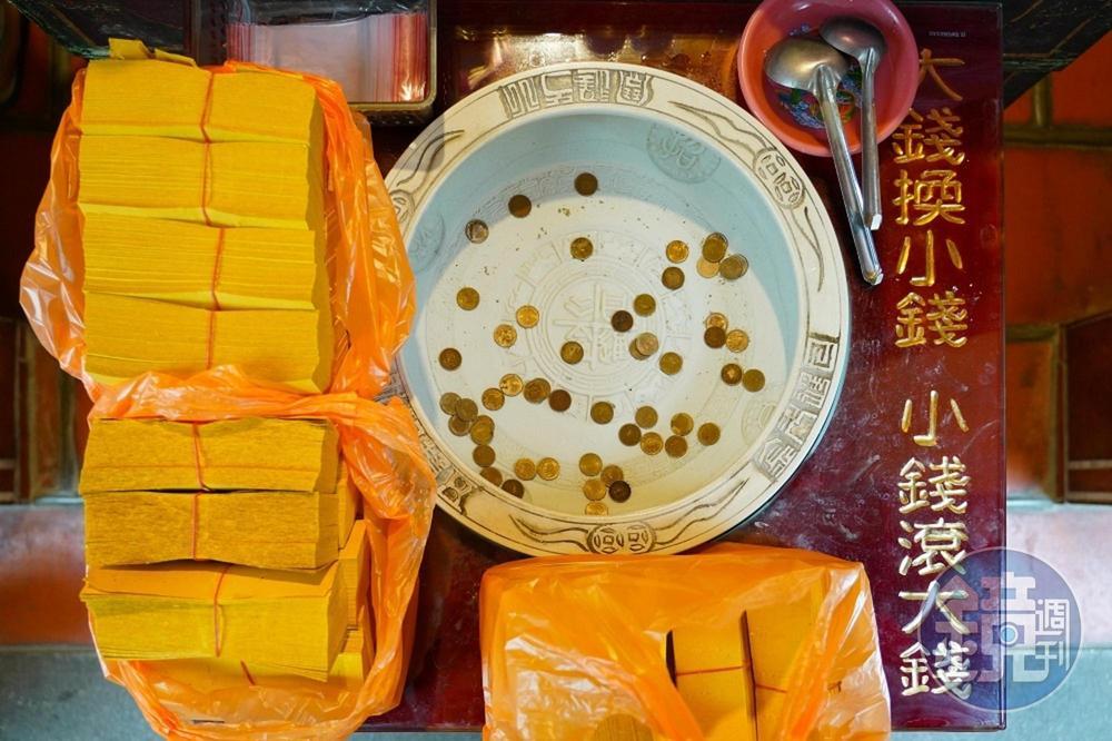 不少民眾專程到奉天宮虎爺殿「換錢水」祈求財源滾滾來。