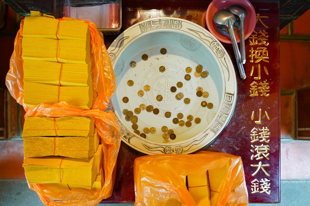 不少民眾專程到奉天宮虎爺殿「換錢水」祈求財源滾滾來。