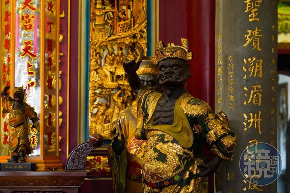 朴子配天宮的千里眼、順風耳將軍也由天子敕封，成為全台唯一戴官帽、穿官服的將軍。