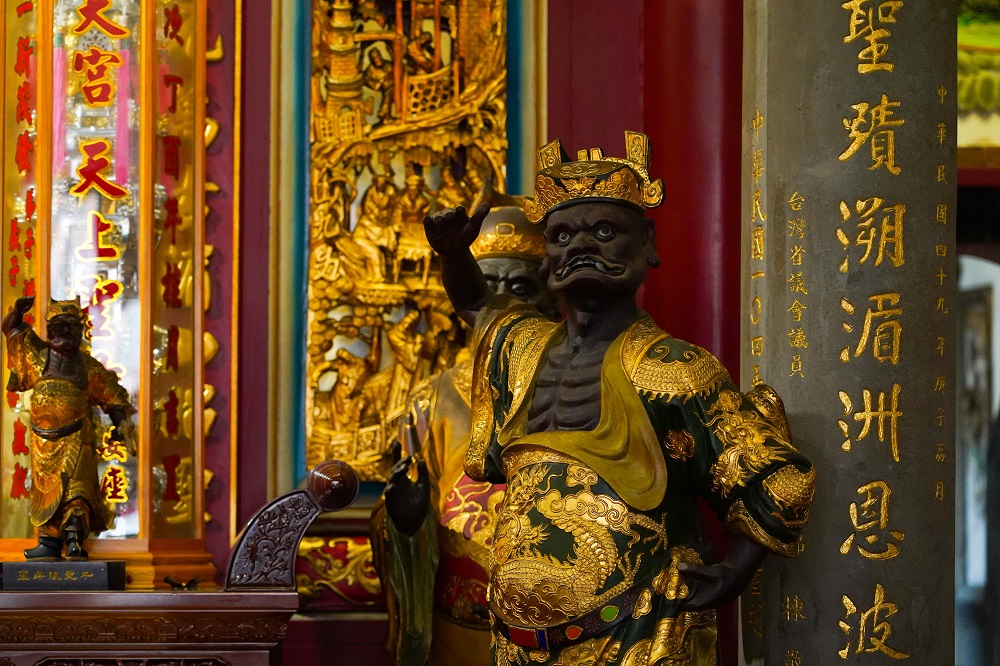 朴子配天宮的千里眼、順風耳將軍也由天子敕封，成為全台唯一戴官帽、穿官服的將軍。