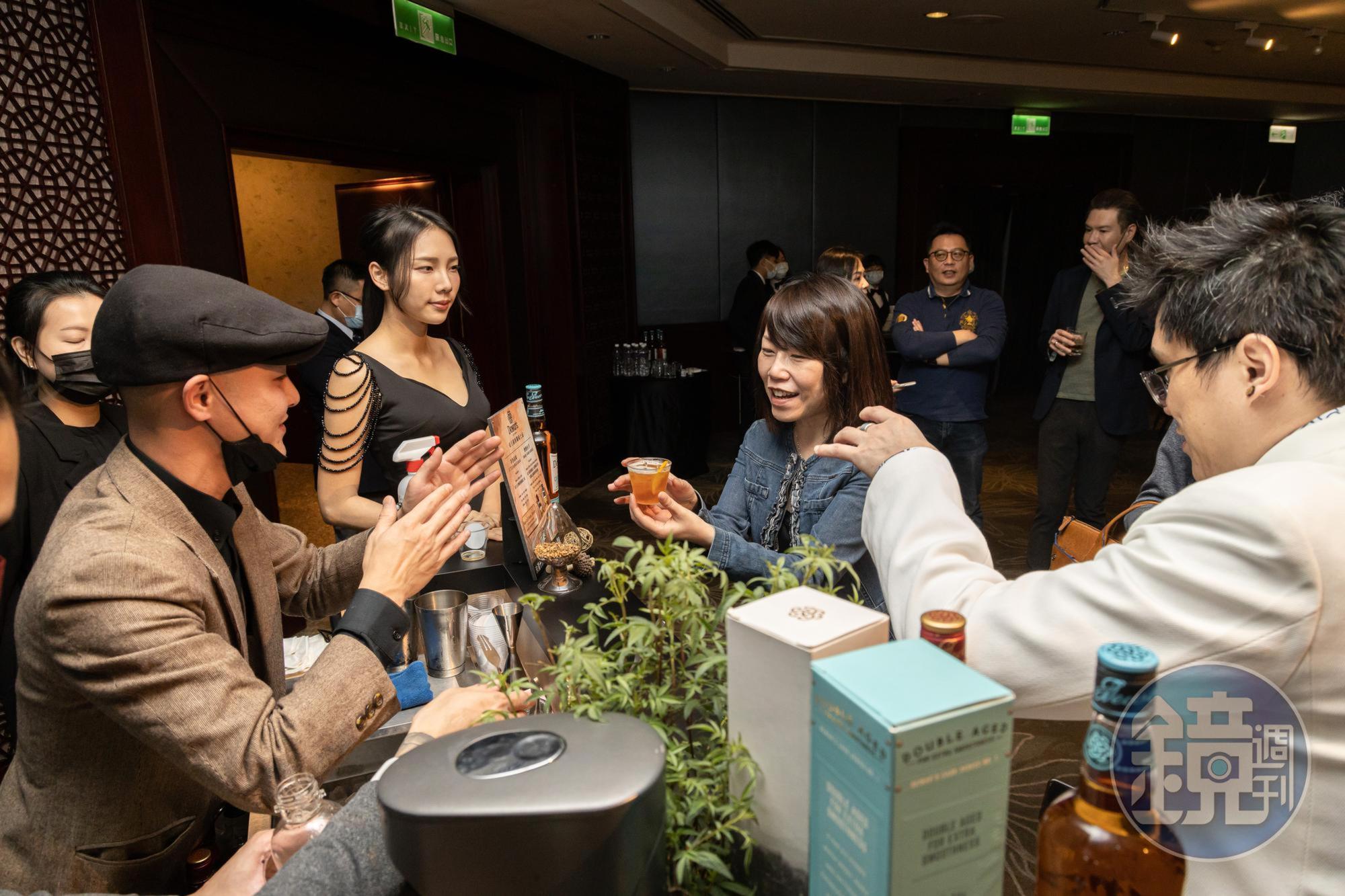 發表會現場試飲如同酒界年終尾牙聚會，熱鬧滾滾。