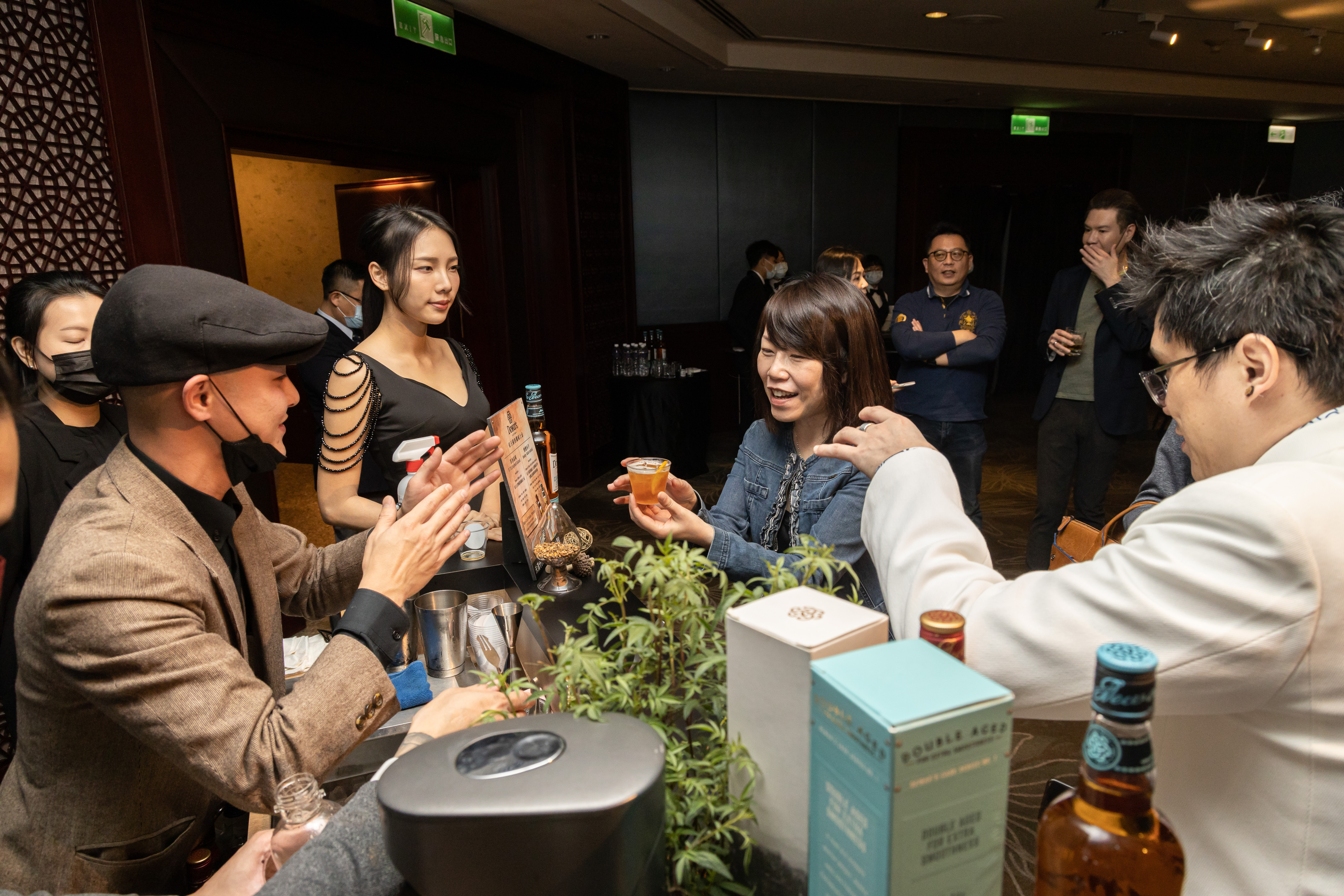 發表會現場試飲如同酒界年終尾牙聚會,熱鬧滾滾。