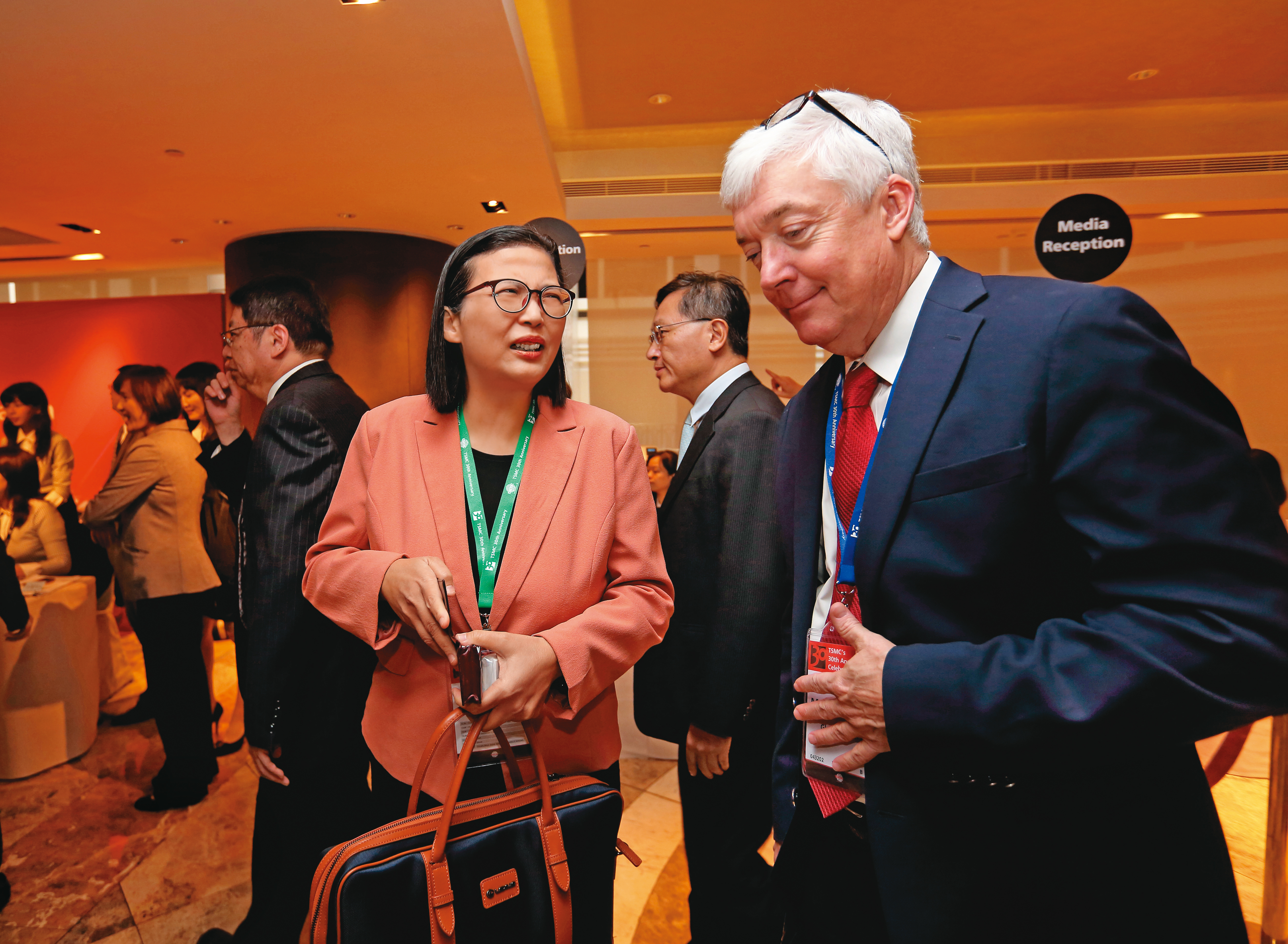 總統大選前夕，環球晶董事長徐秀蘭（左）許願，希望未來總統在能源政策上能國際同步。（本刊資料照）