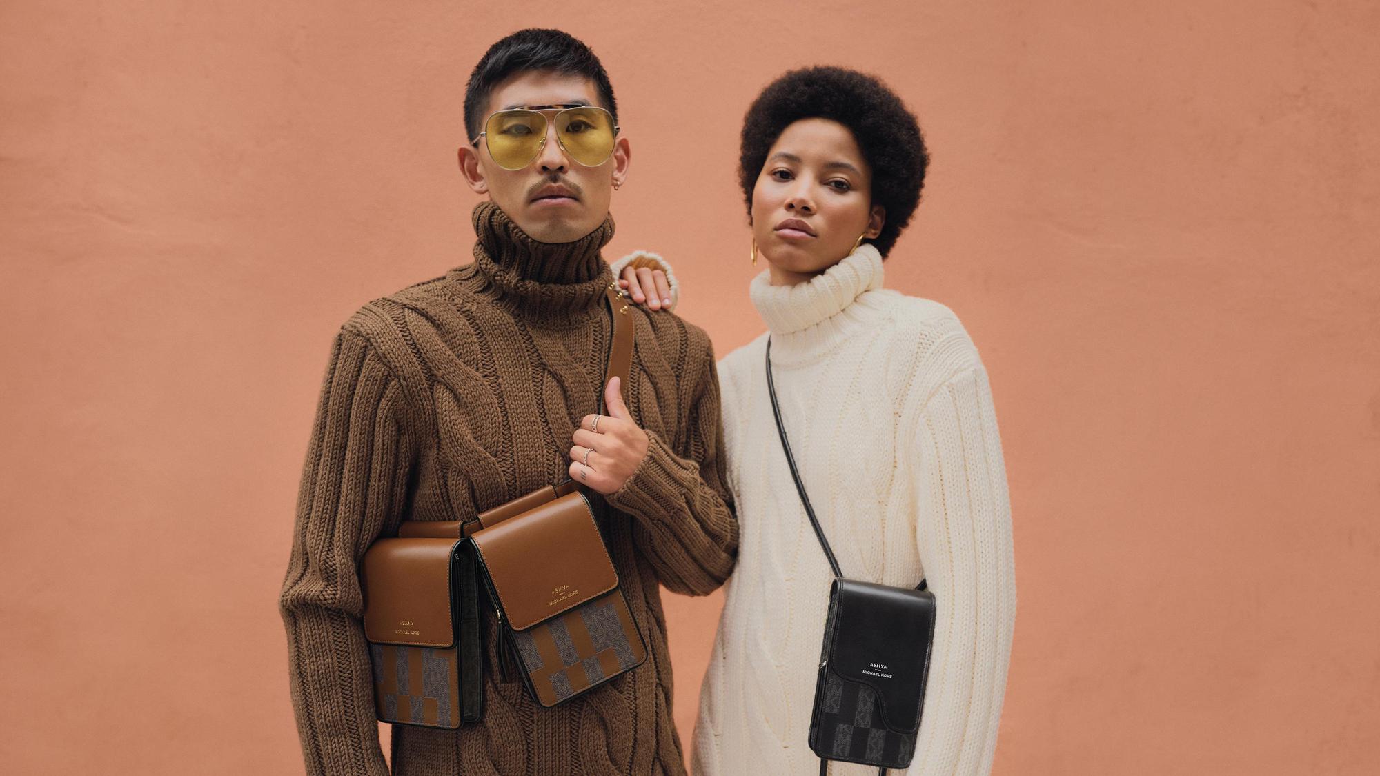 MICHAEL KORS 與紐約雙人組設計師ASHYA ,在品牌40週年後,合作推出2款中性的時髦小包。(MICHAEL KORS提供)