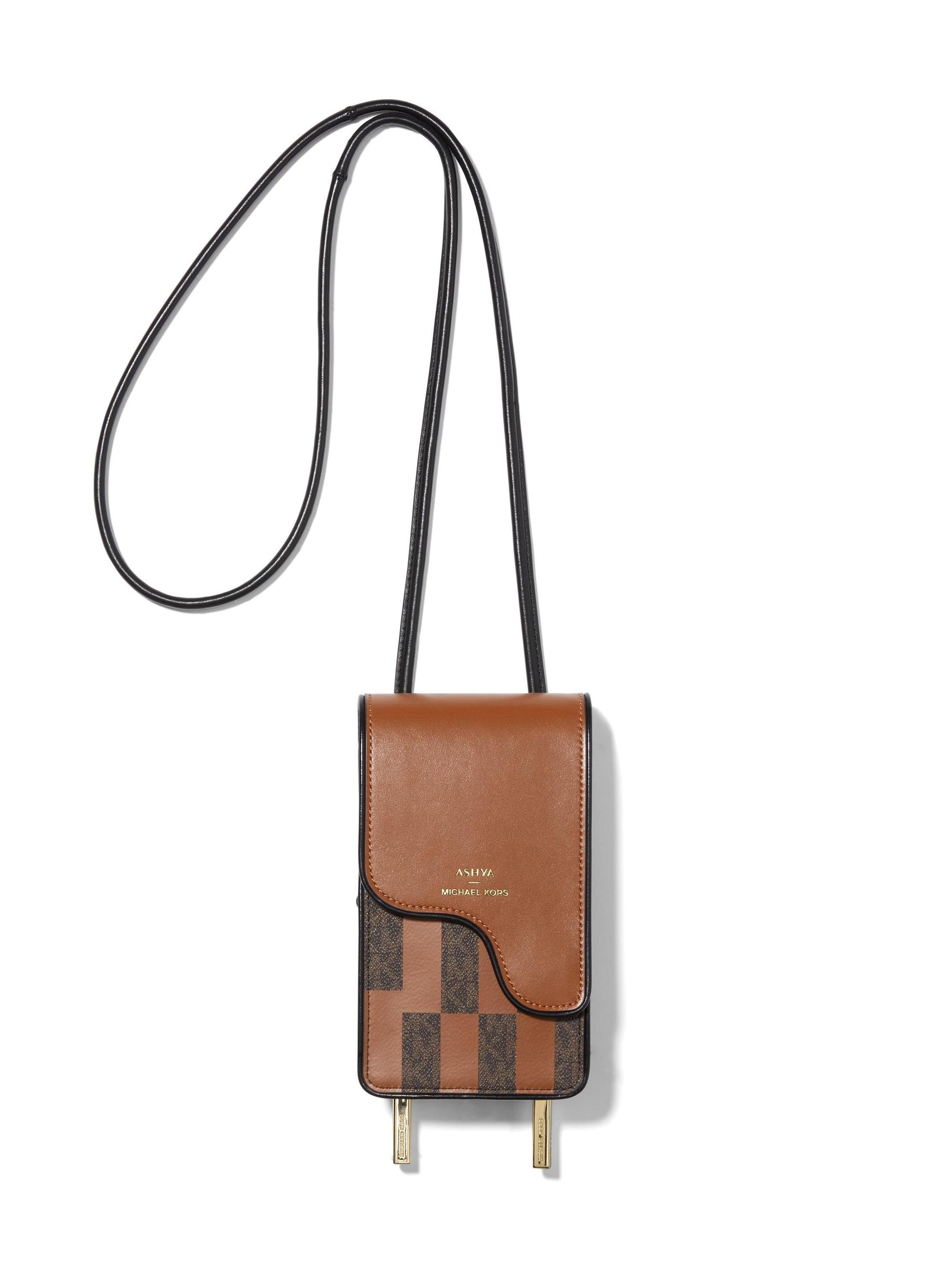 BOLO 駝色皮革拼接老花迷你肩背包,NT$14,800 ASHYA X Michael Kors。(MICHAEL KORS提供)