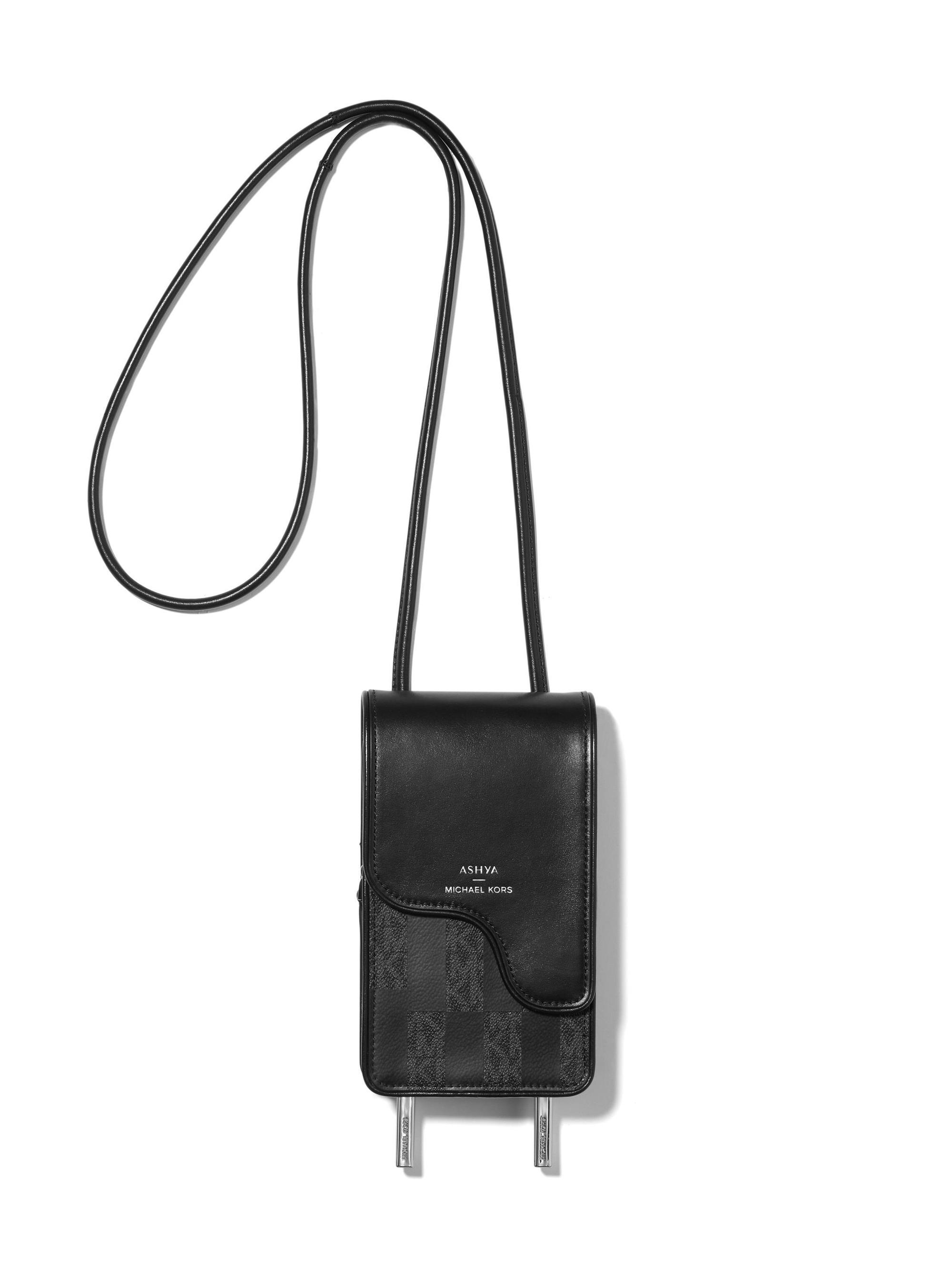 BOLO 黑色皮革拼接老花迷你肩背包,NT$14,800 ASHYA X Michael Kors。(MICHAEL KORS提供)