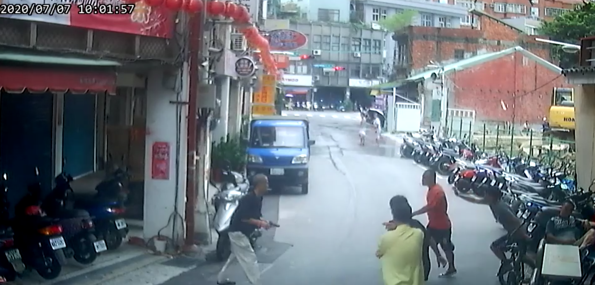 擔任委員的男子持槍赴廟理論,還把槍枝上膛。(讀者提供)