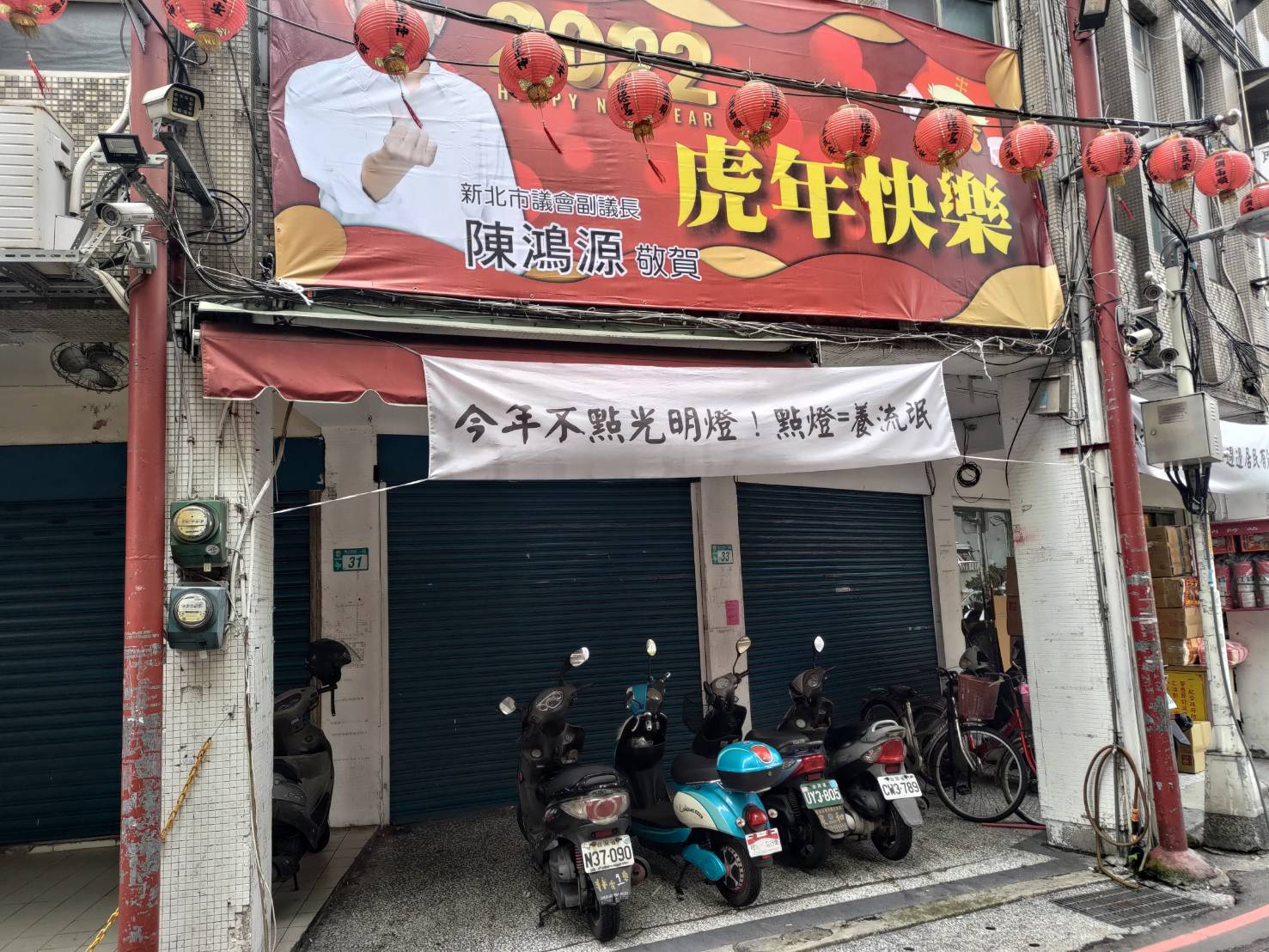 店仔街福德宮的周邊皆被人掛滿白布條。(讀者提供)