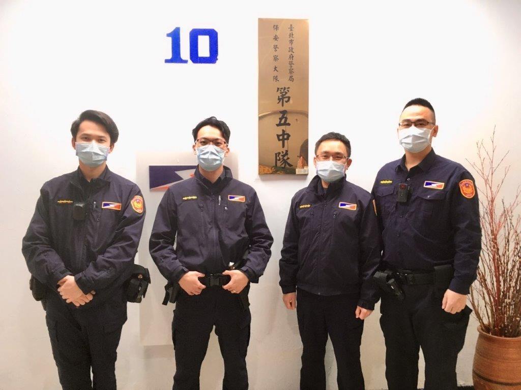4警好心送老翁口罩,意外查出老翁是通緝犯。(警方提供)
