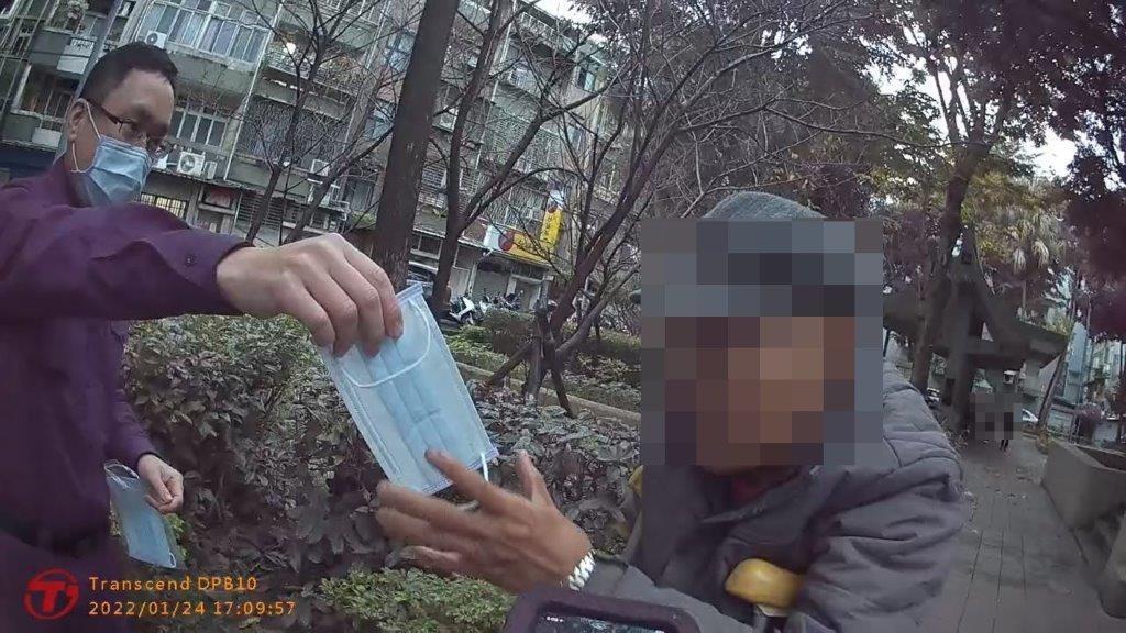 黃姓老翁未戴口罩路上走,警員上前關懷意外查出他是竊盜通緝犯。(警方提供)