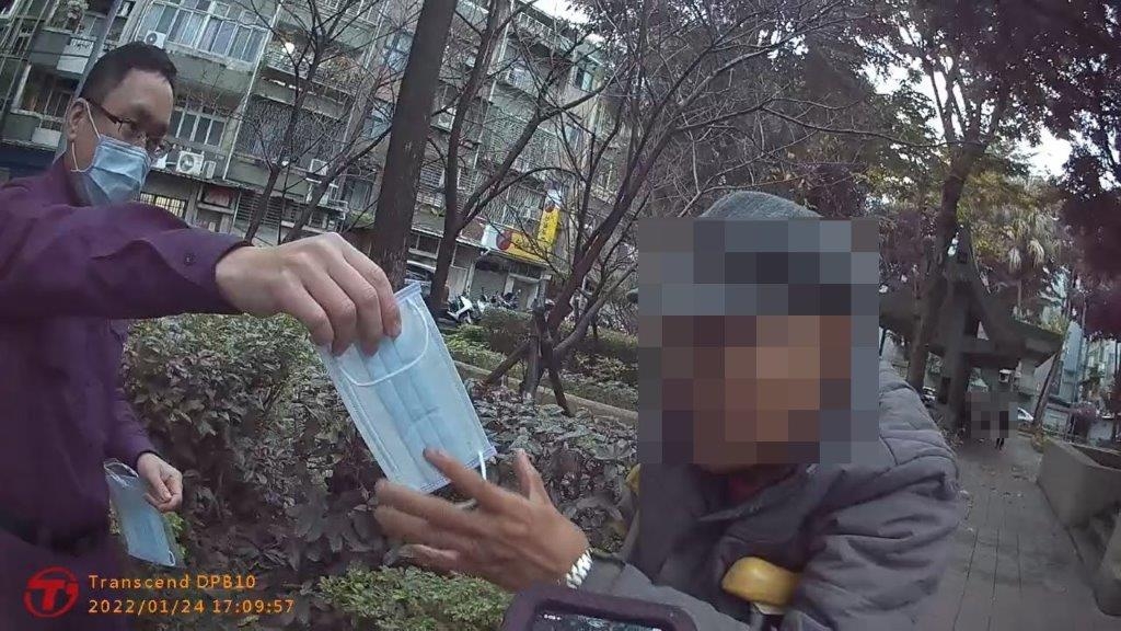 黃姓老翁未戴口罩路上走，警員上前關懷意外查出他是竊盜通緝犯。（警方提供）