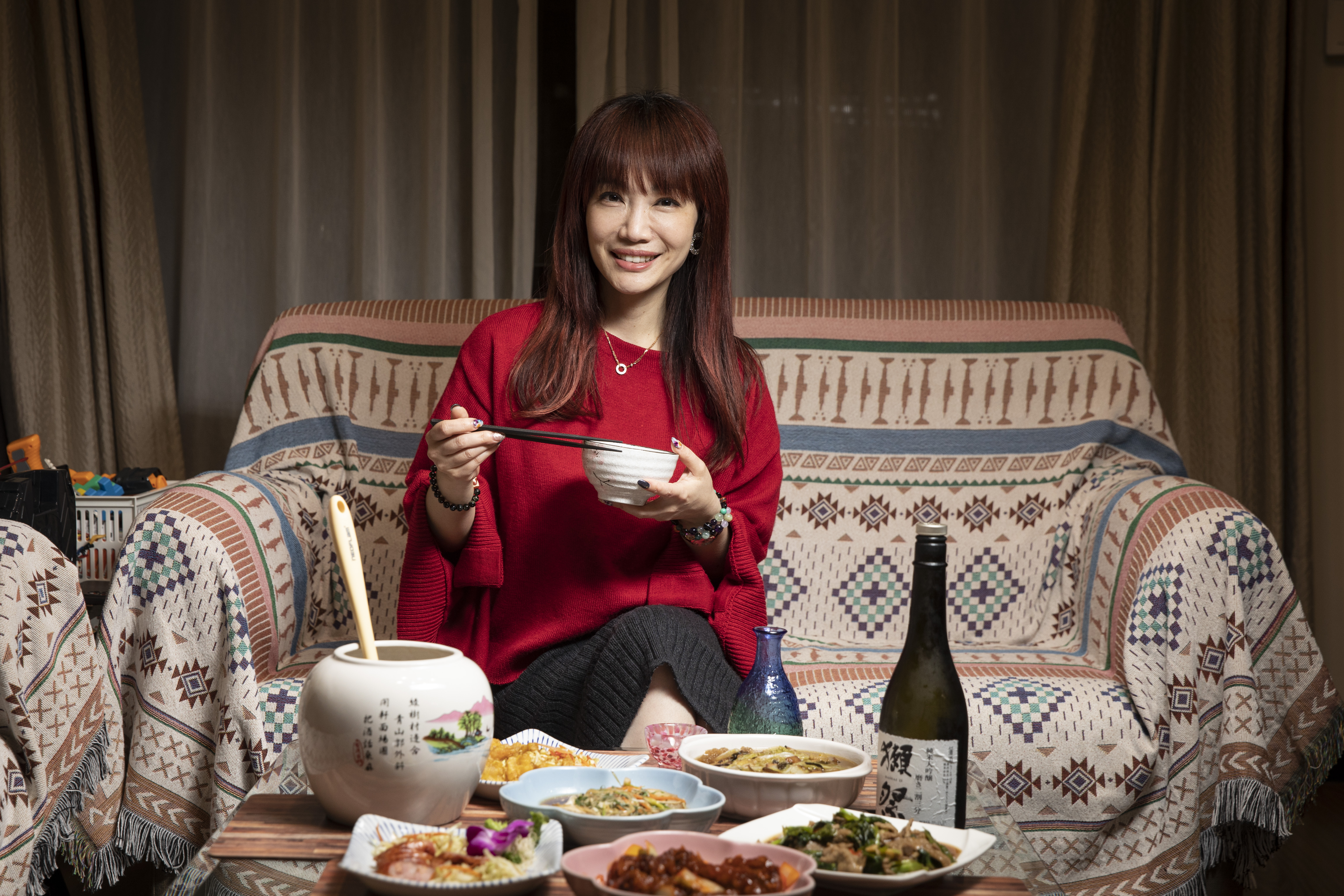 前主播蕭彤雯說，電視台很明顯，已婚、家在台北的主播經常搶著上除夕班；未婚、需回鄉的主播則上初二到初四。