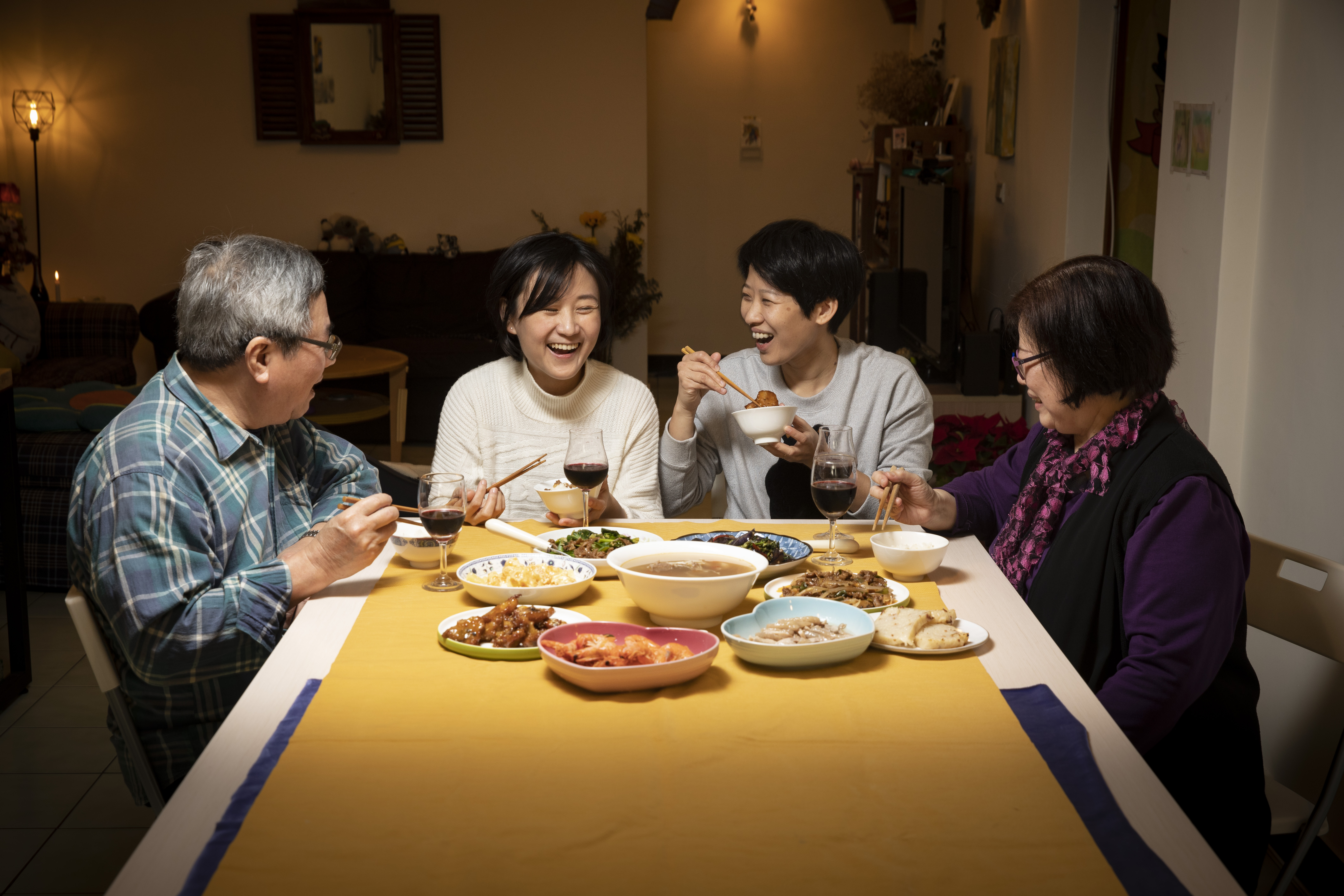 江映帆（右2）與苗元紅（左2）組成的同志家庭打破傳統媳婦、女婿、姻親的想像。左1、右1為江映帆的父母。
