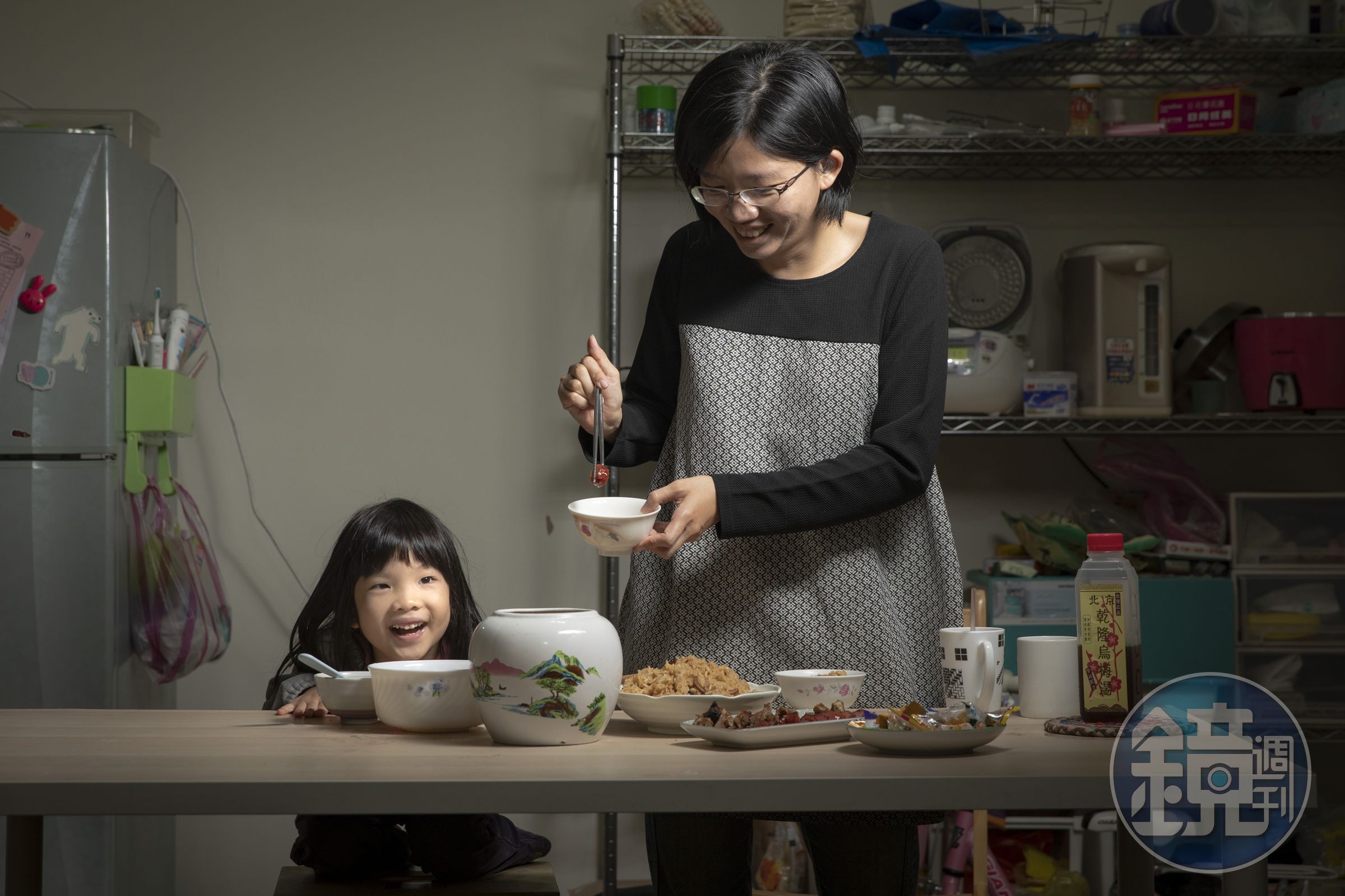 黃美華（右）年年在自己家和母親過年，自承並不了解其他媳婦面對年節的焦慮。