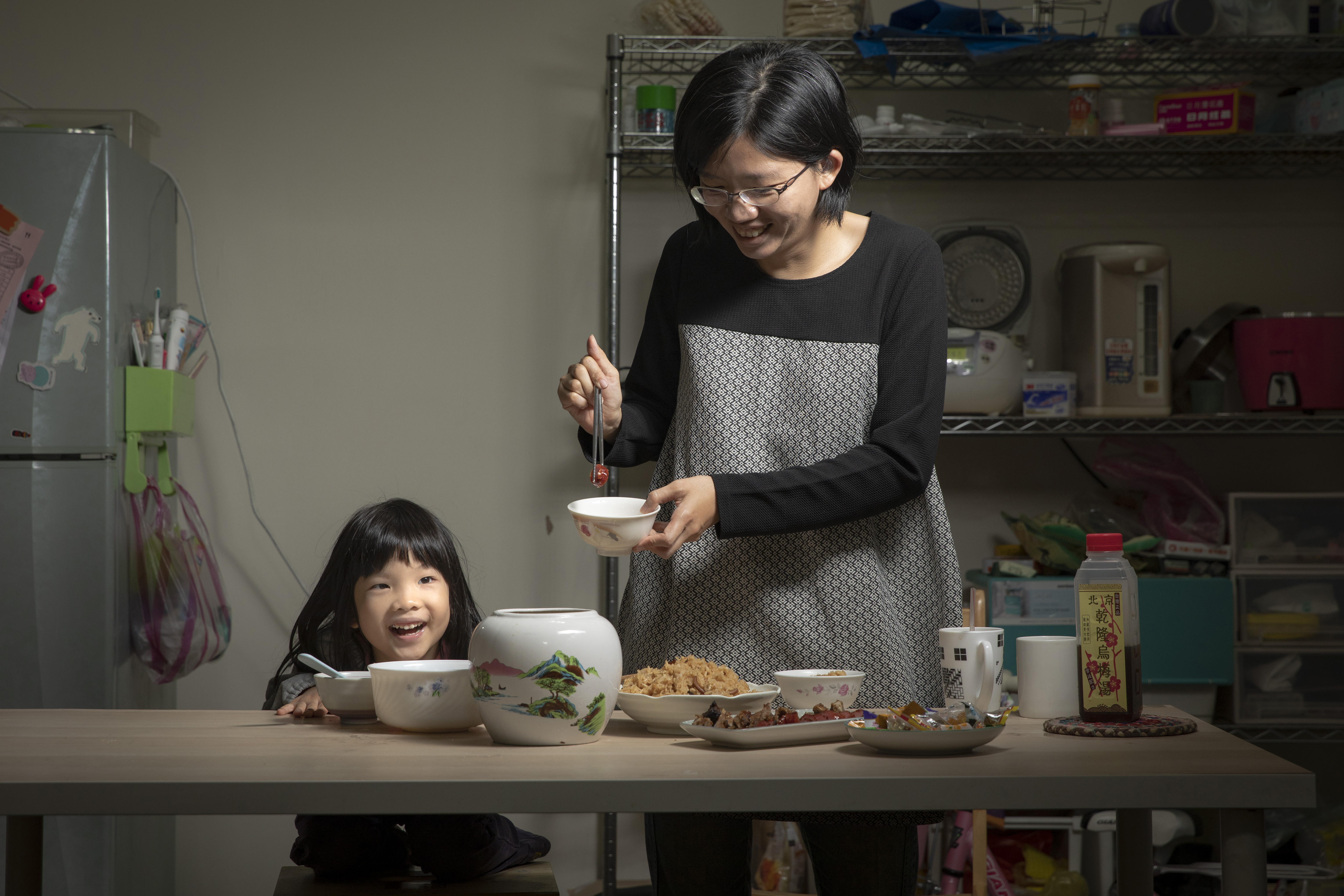 黃美華（右）年年在自己家和母親過年，自承並不了解其他媳婦面對年節的焦慮。