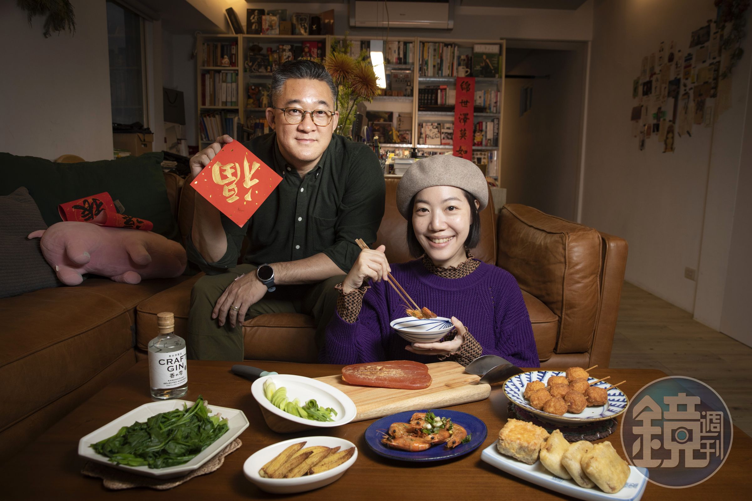 蘇瑜棻在家為我們演示高雄老家過年必備的烏魚子，先生協助提春聯。
