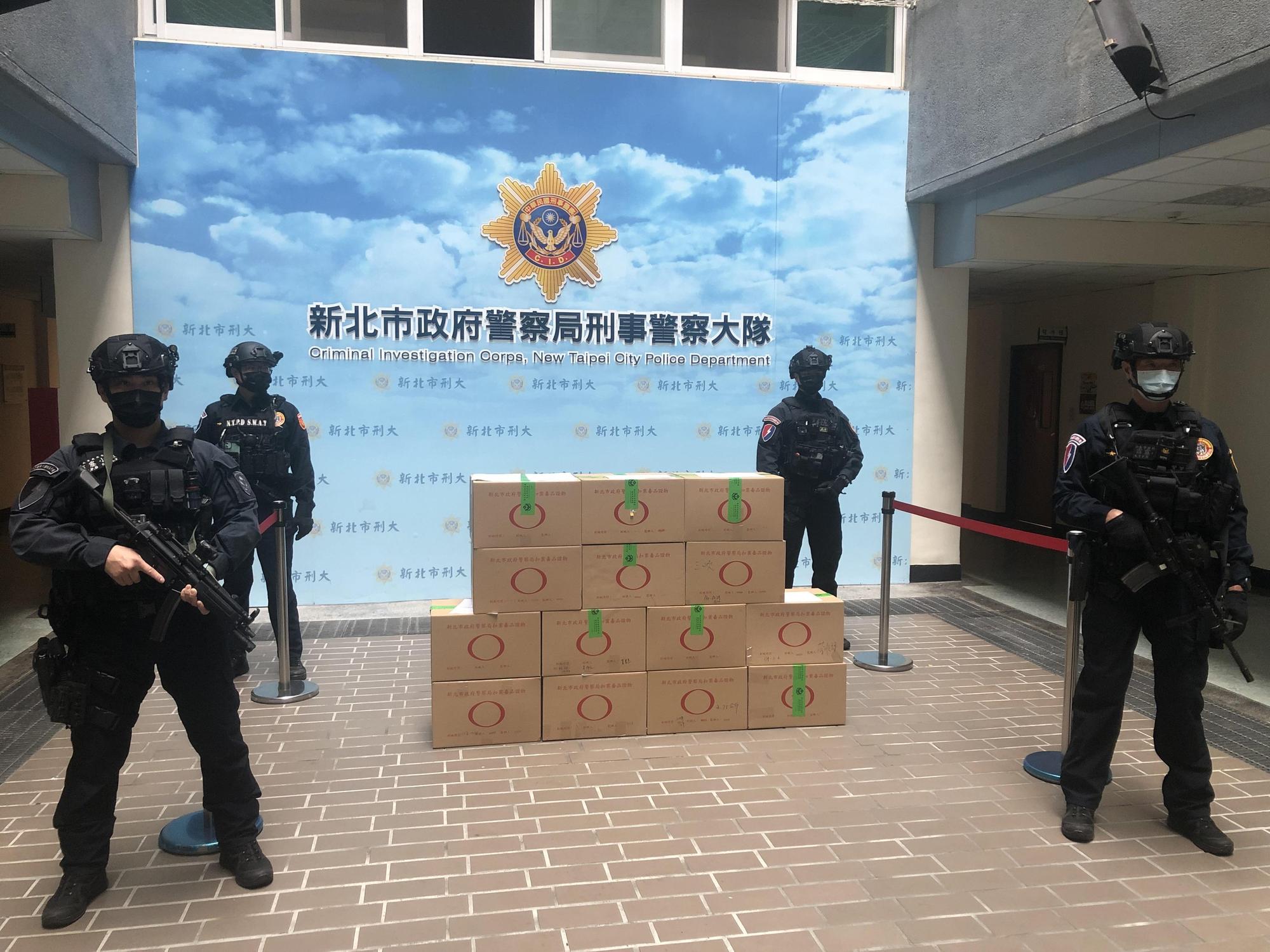 新北市警局昨日將2021年上半年裁處沒入的第三、四級毒品，運送至新店垃圾焚化廠銷毀。（翻攝畫面）