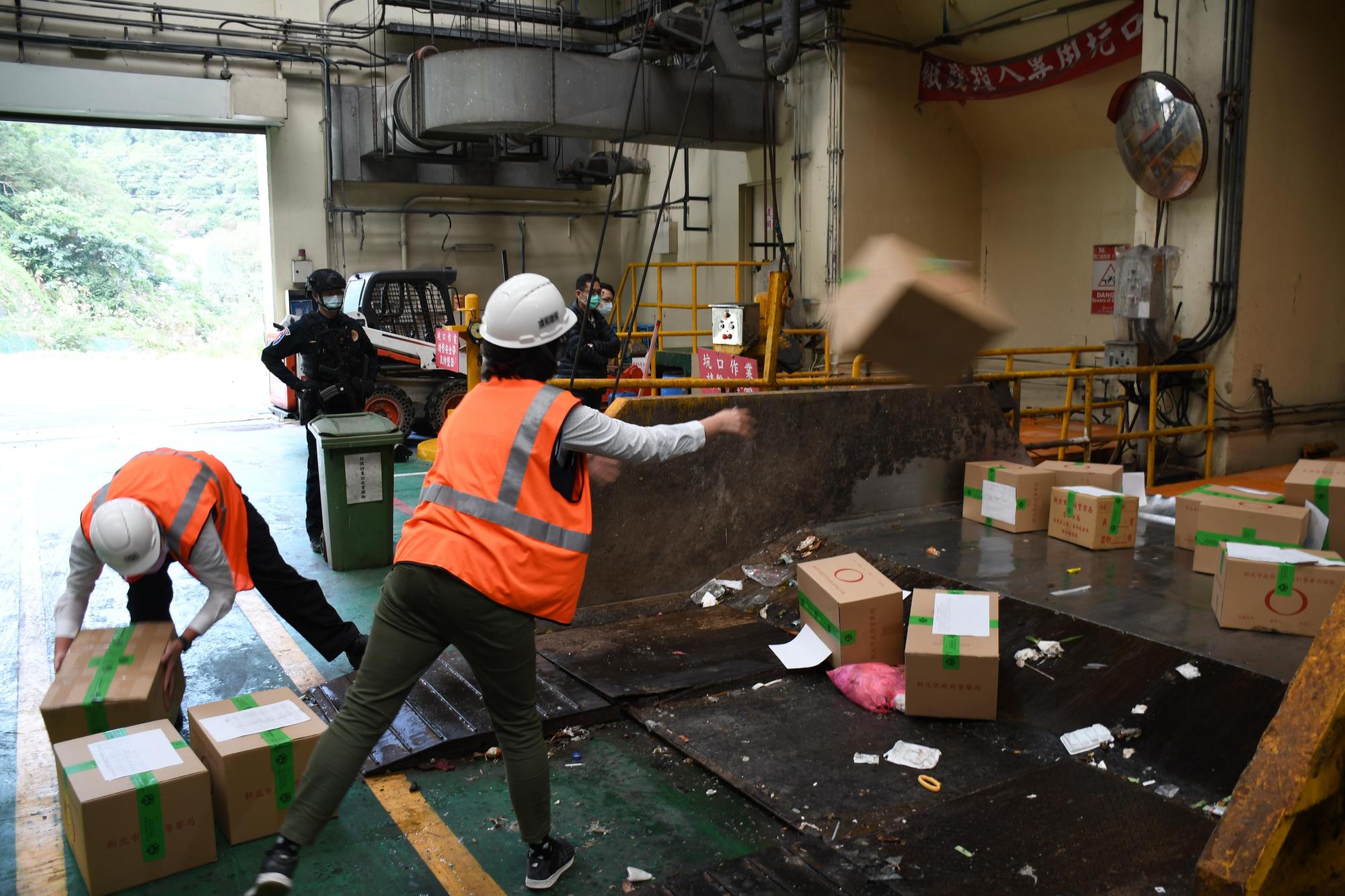焚化廠員工將毒品送進焚化爐銷毀。（翻攝畫面）