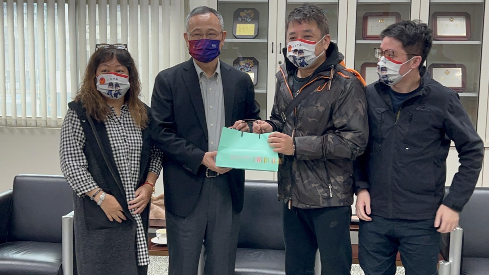 警政署長陳家欽今日前往新北市慰問警察遺眷。(市警局提供)